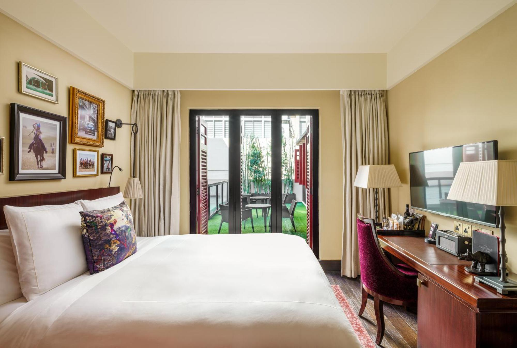 Courtyard Club Room Guest Room 1 King Club Lounge Access Complimentary Cocktails & Snacks