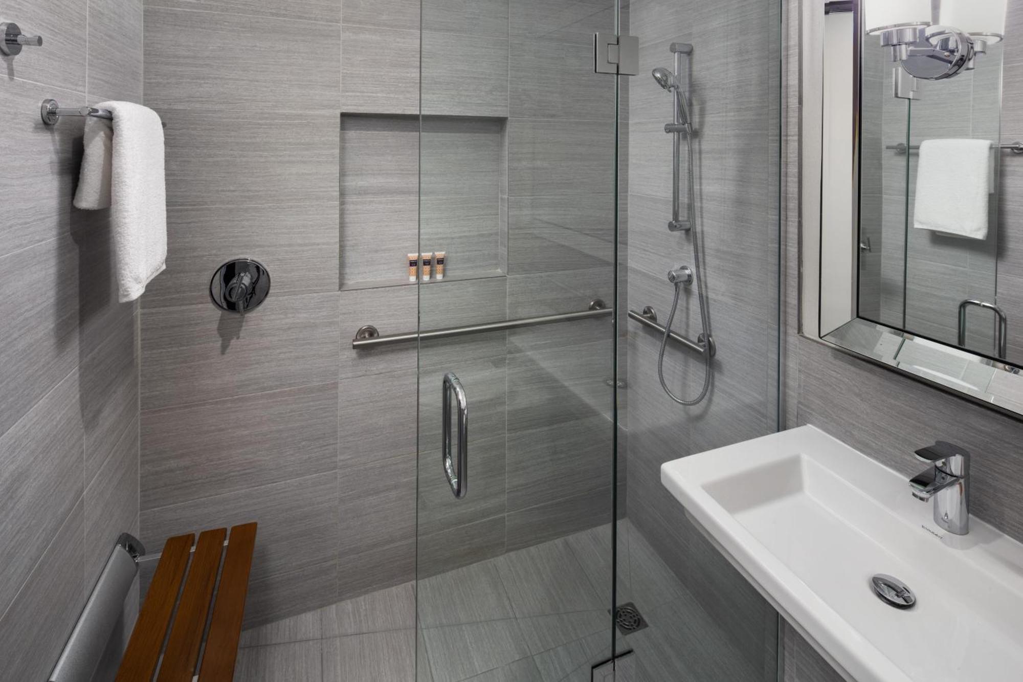 King Room with Accessible Shower - Disability Access