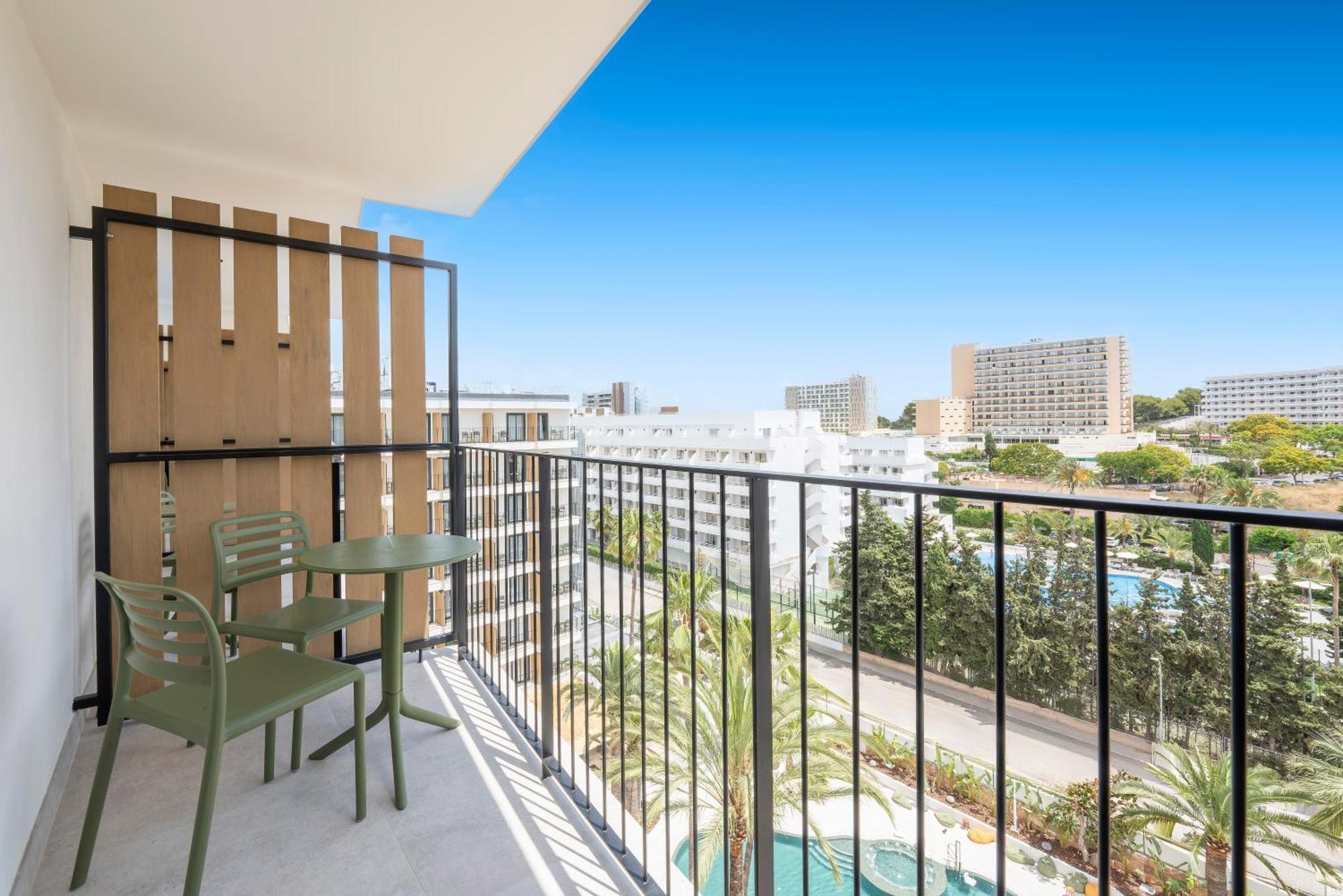 Double or Twin Room Pool View Unlimited Brunch