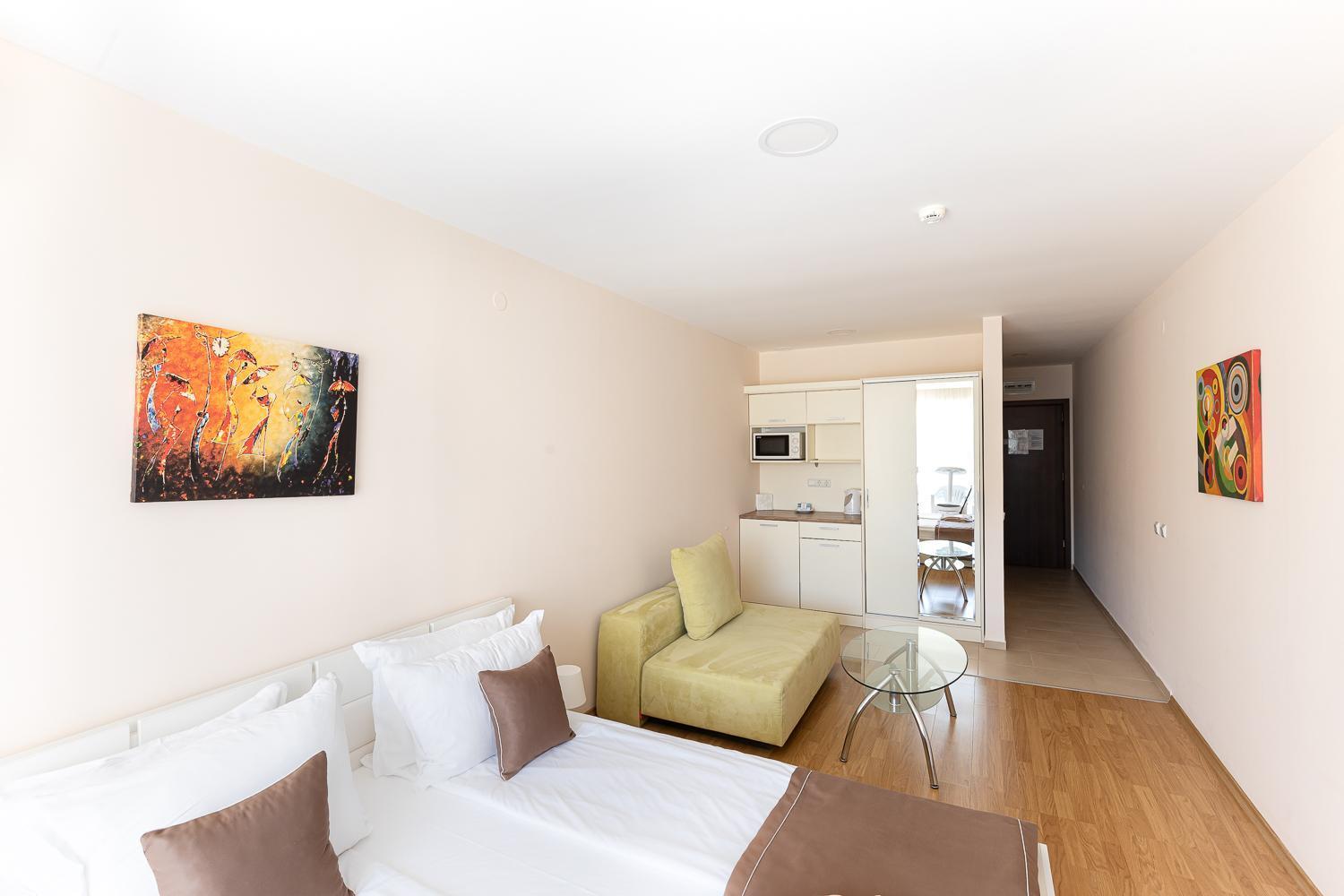 Familieværelse med balkon (2 voksne + 1 barn)