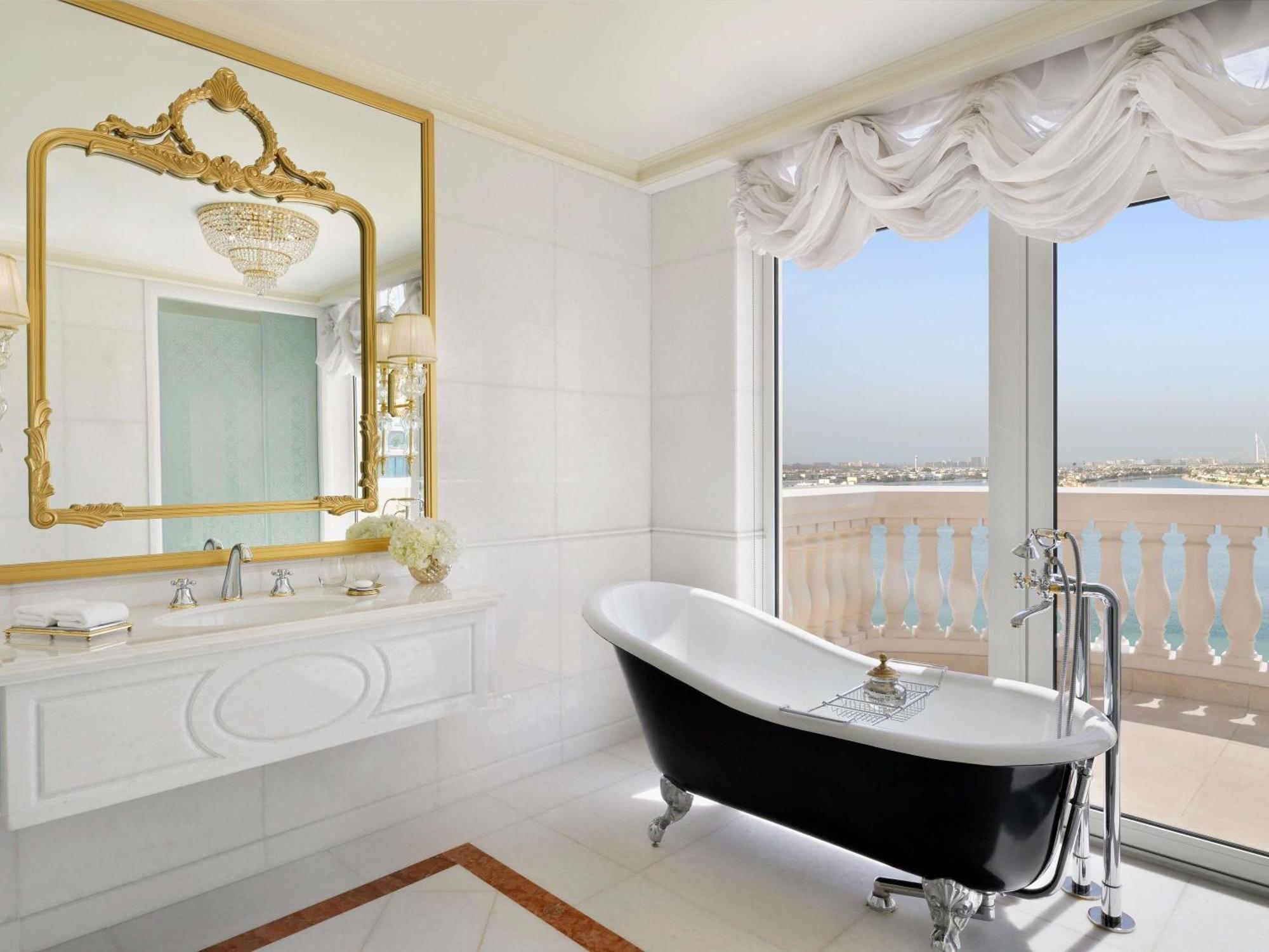 Signature Suite Palm View balcony Lounge Access