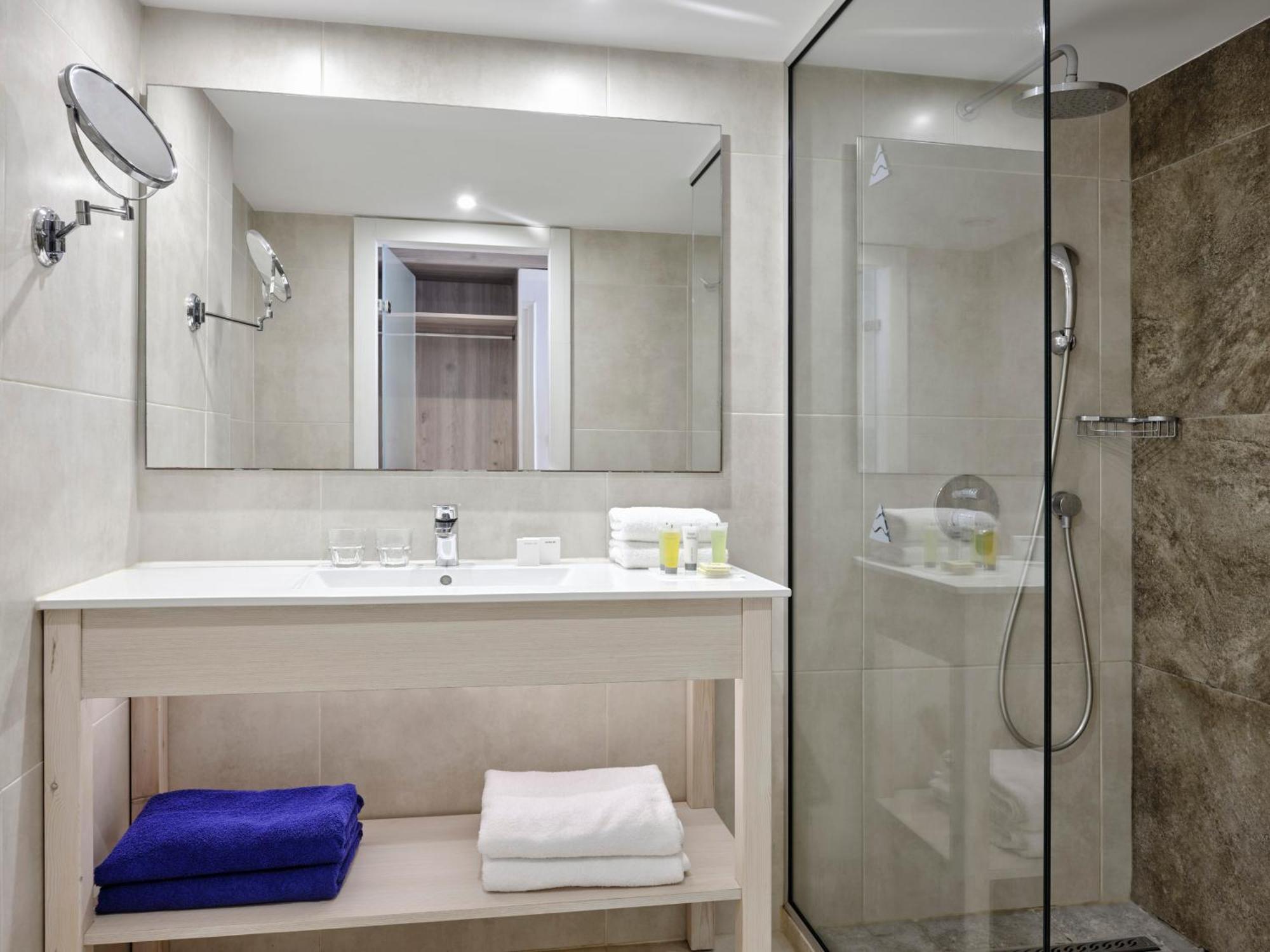 Twin / Double Room Inland View