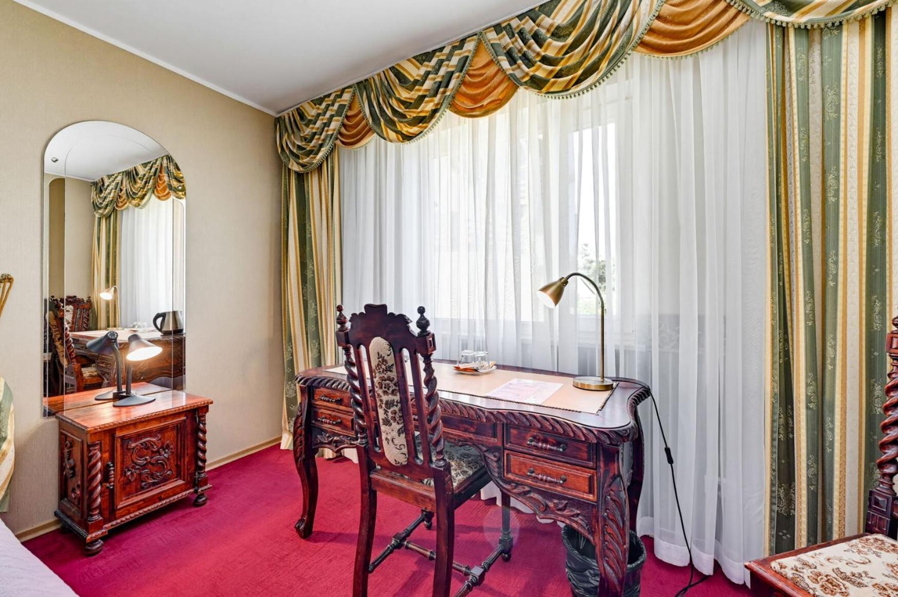 Standard Queen Room