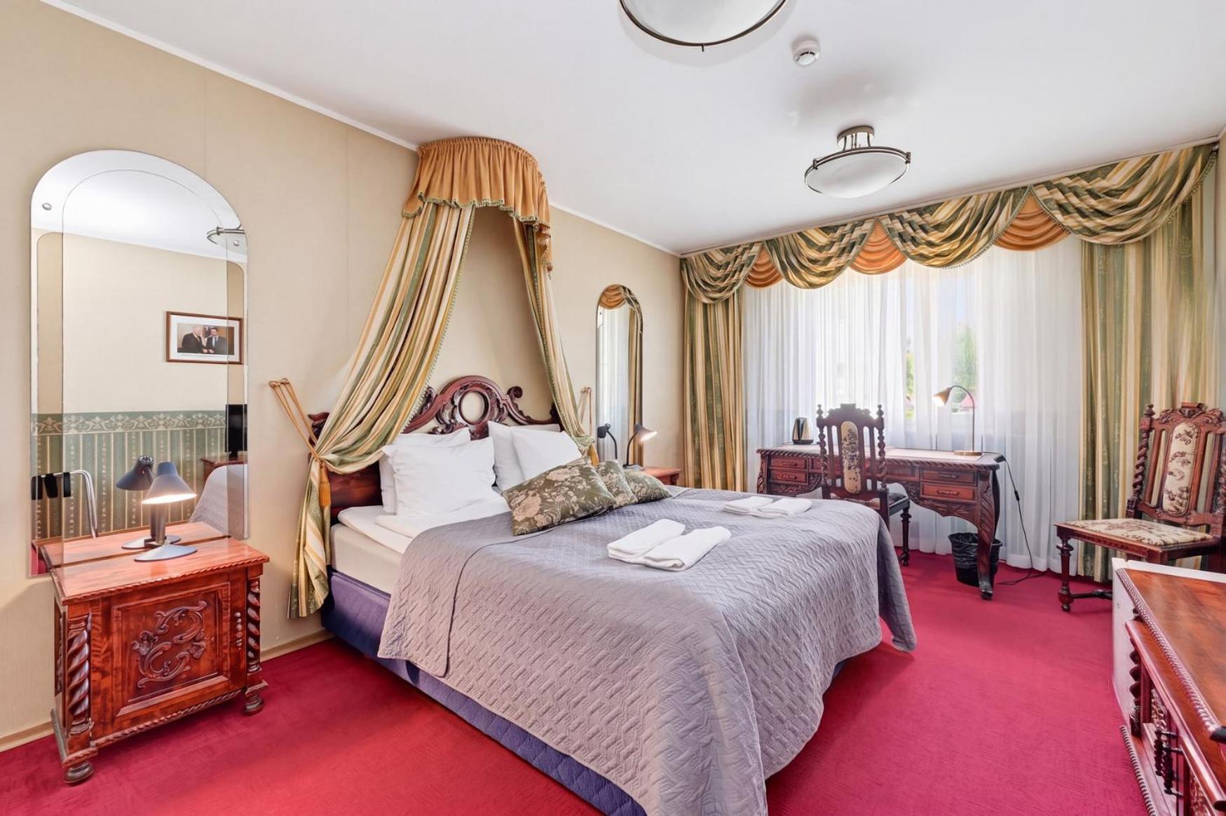 Standard Queen Room