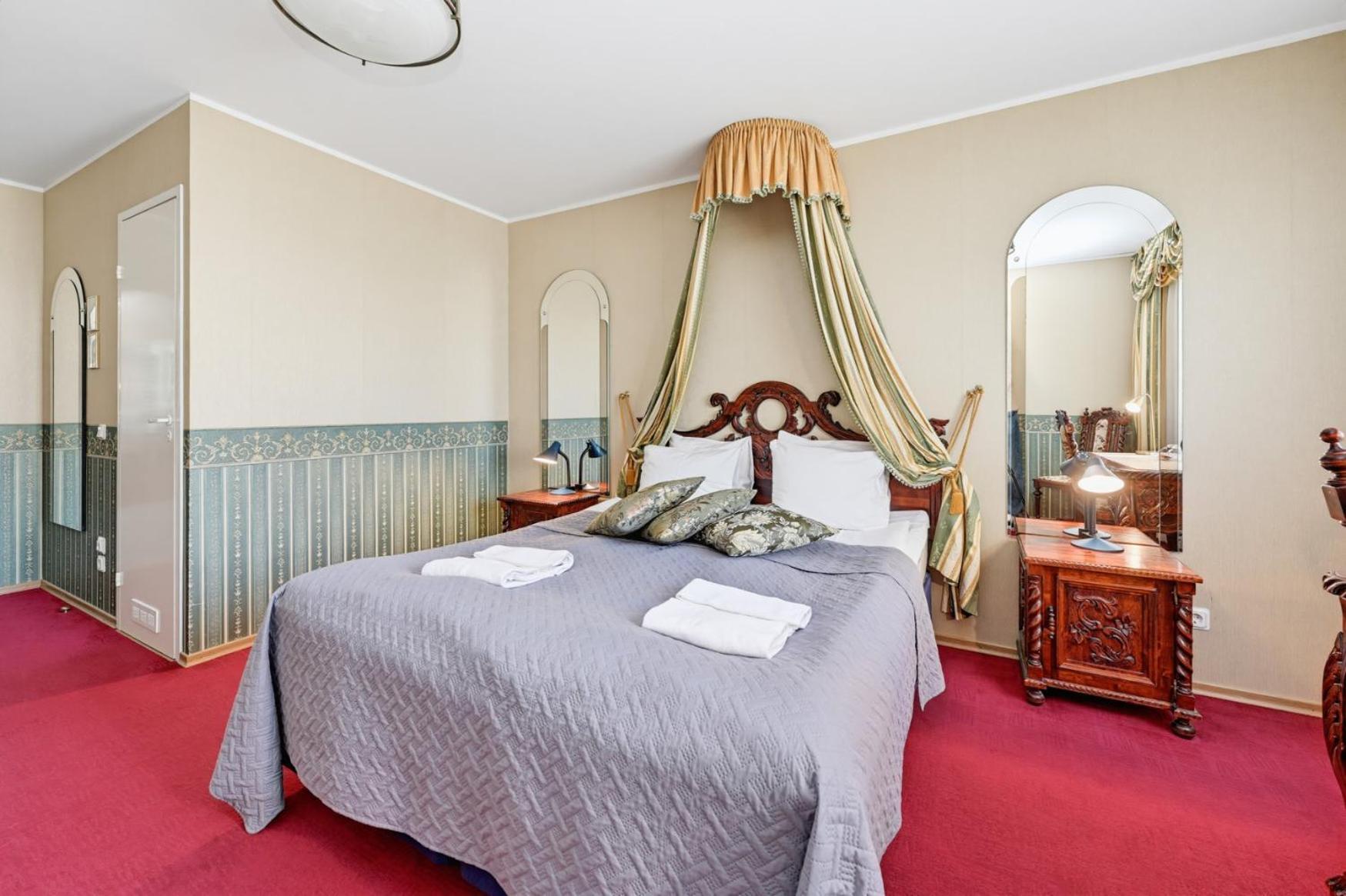 Standard Queen Room
