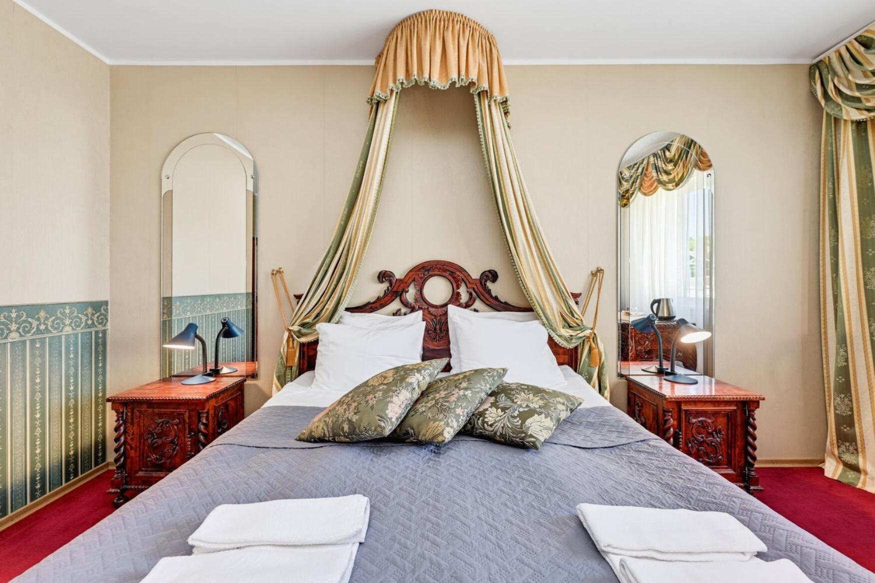 Standard Queen Room