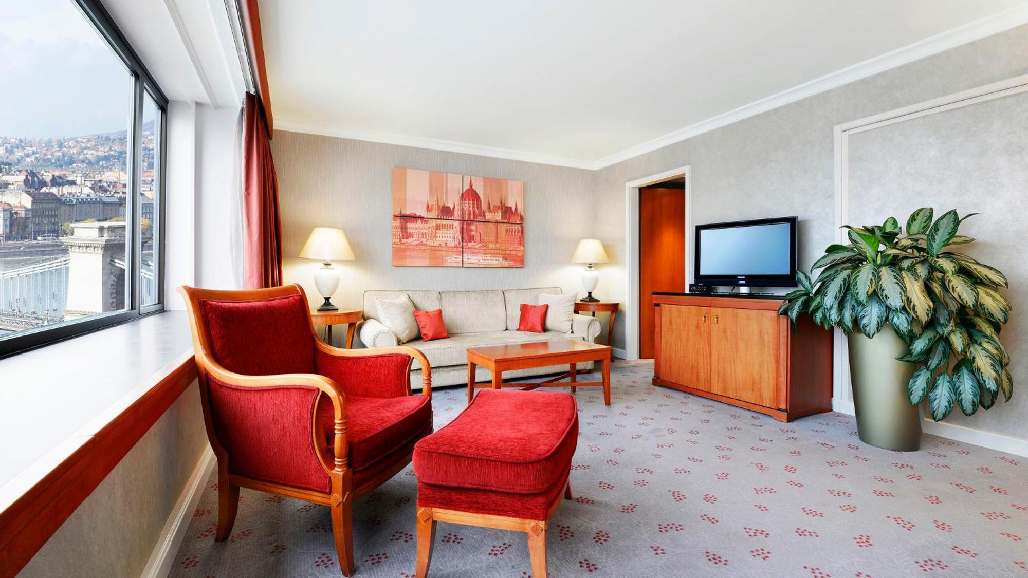 Suite Grand Castle med king-size-seng og elveutsikt