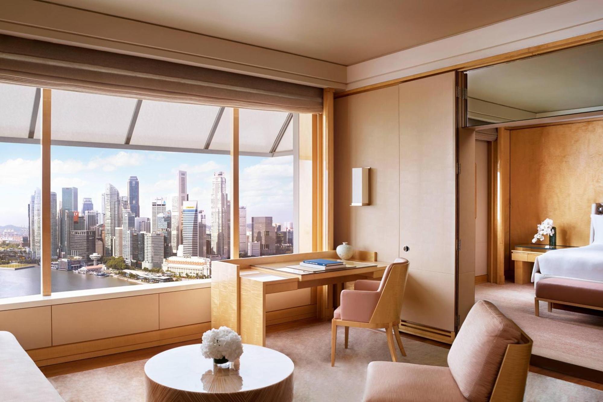 Club Deluxe Suite 1 King Bed Marina Bay View Lounge Access