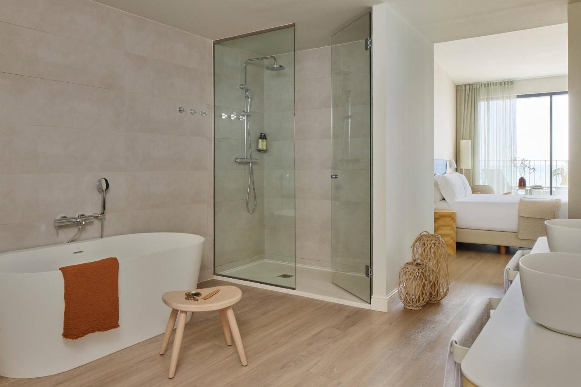 Studio ME + Junior Suite Sea View (2 Adults + 2 Children)