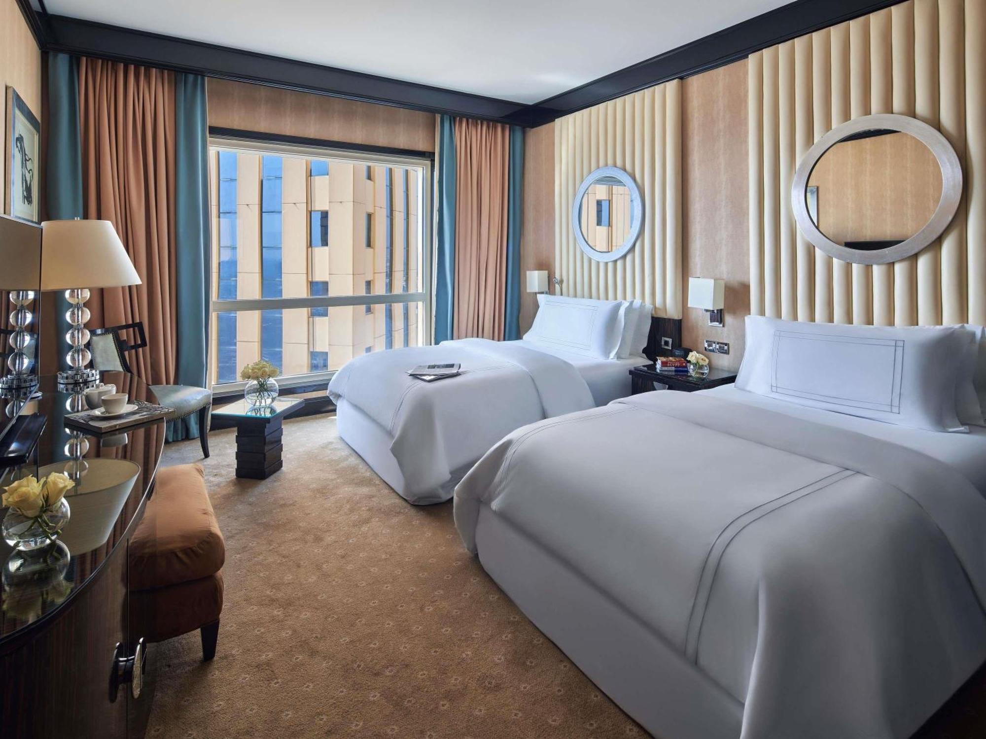 Rum Fairmont med utsikt över staden