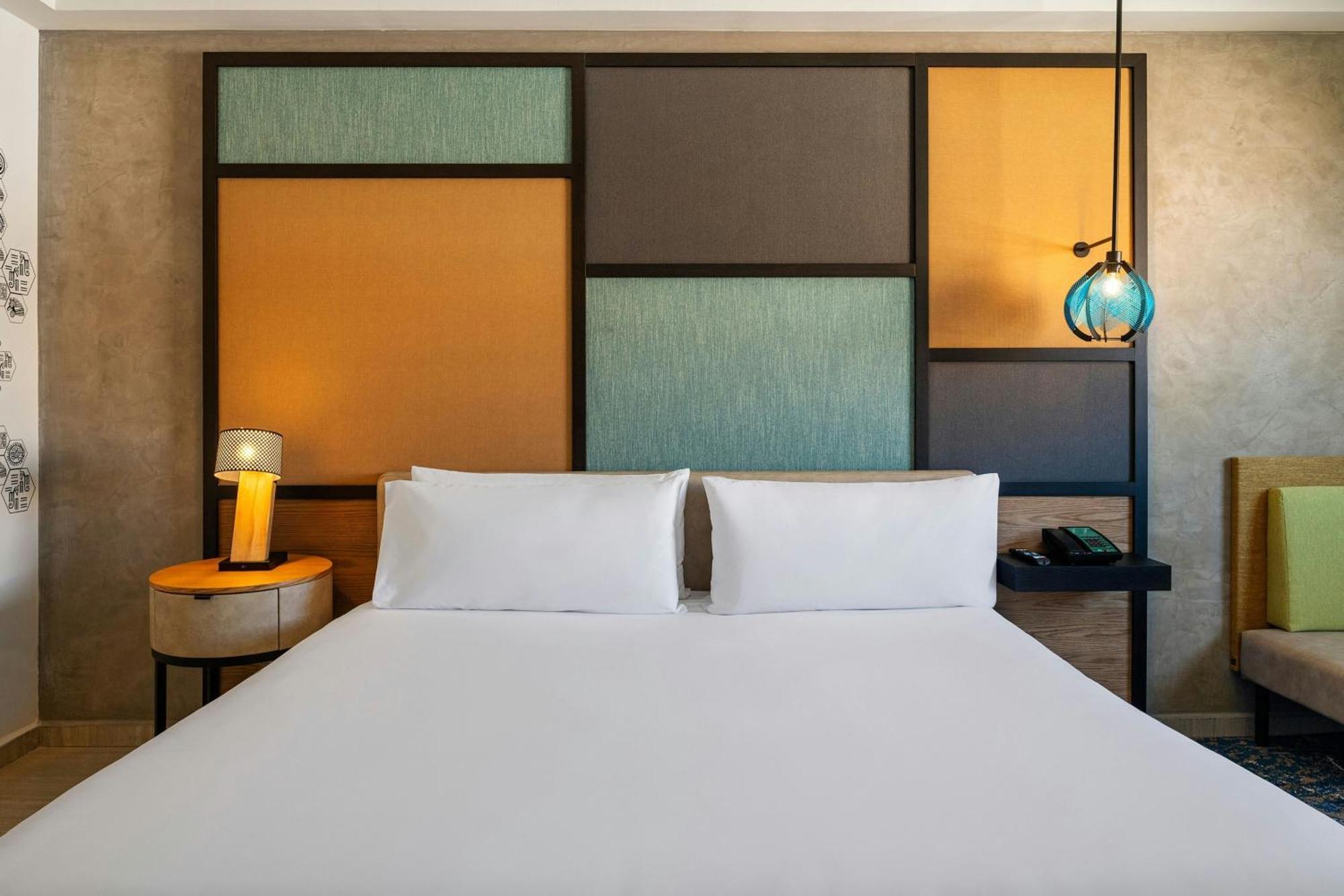 Rom Aloft med king-size-seng