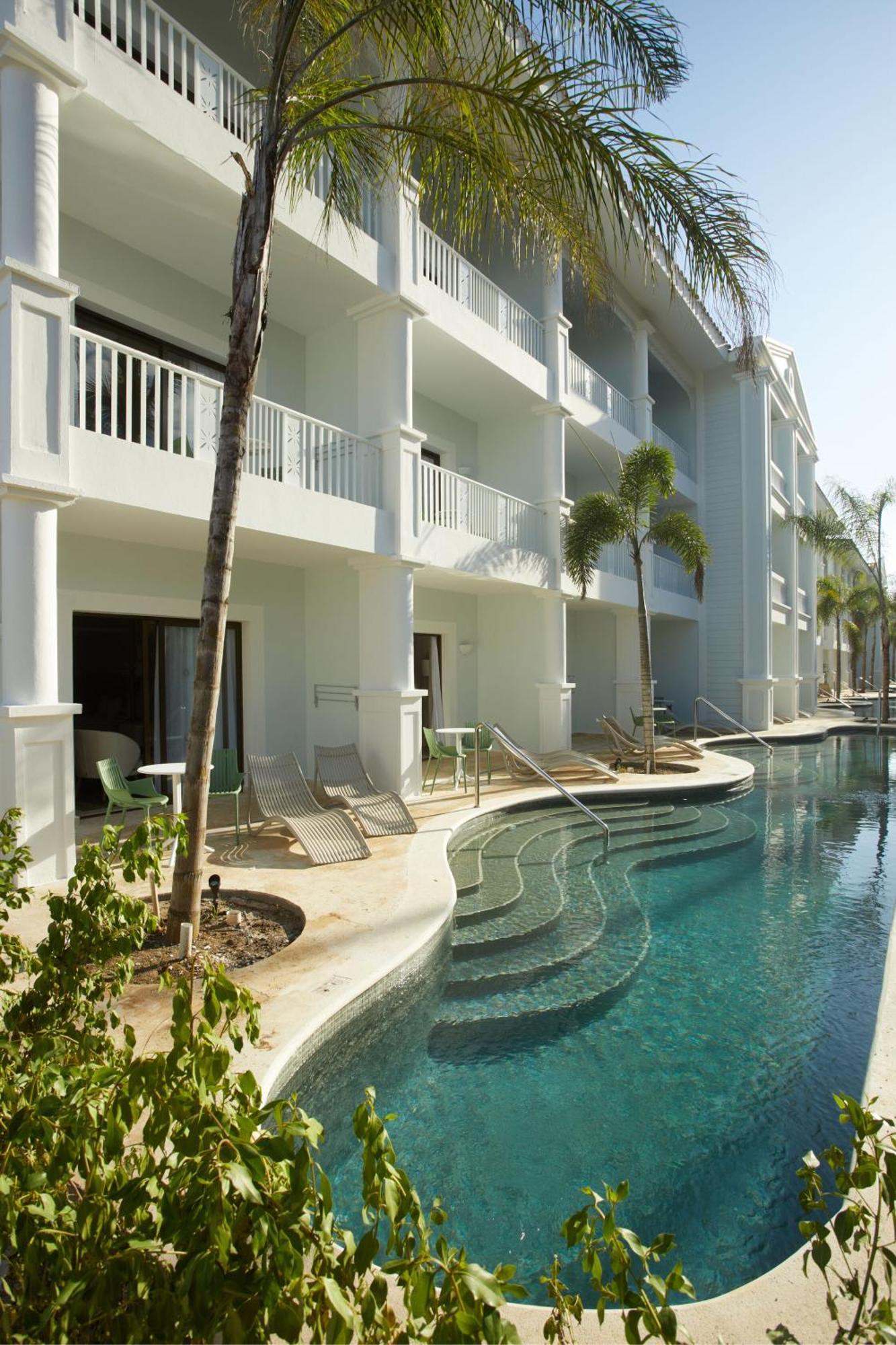2 Double Beds Swim Up Premium Junior Suite SGL