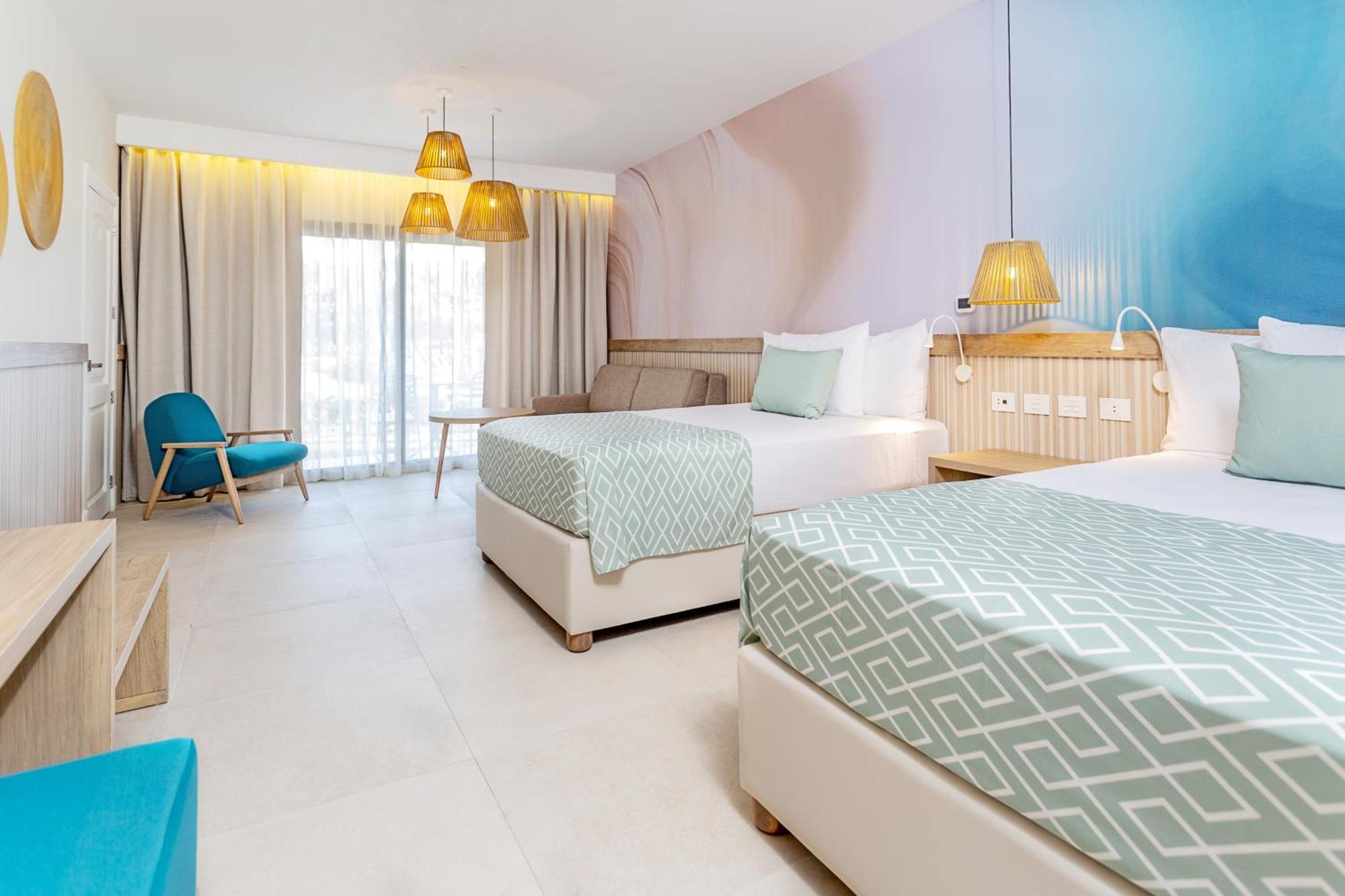 2 Double Beds Deluxe Junior Suite SGL