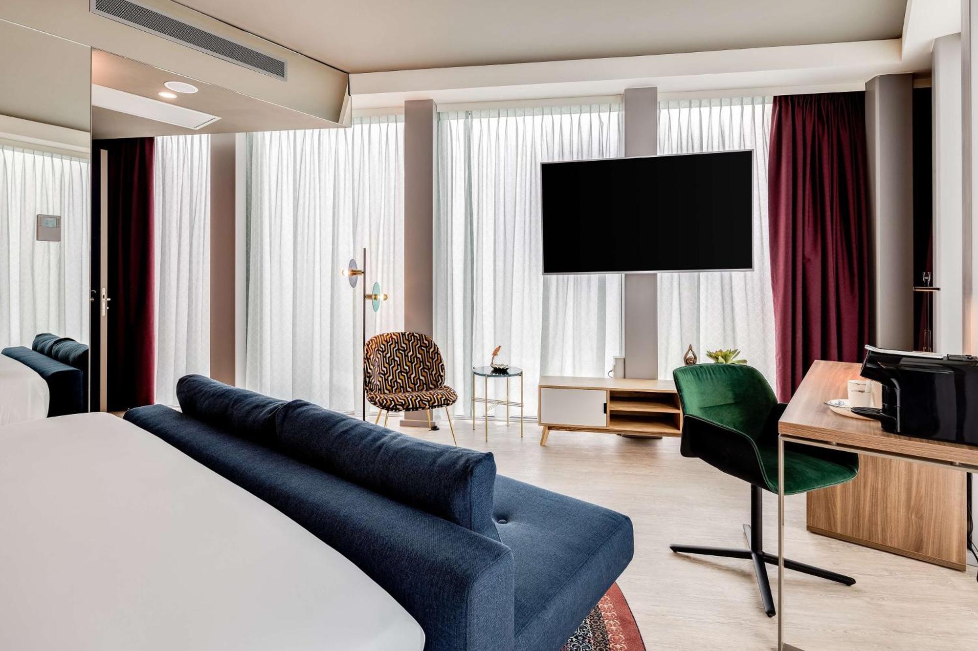 nhow Premium Corner Room
