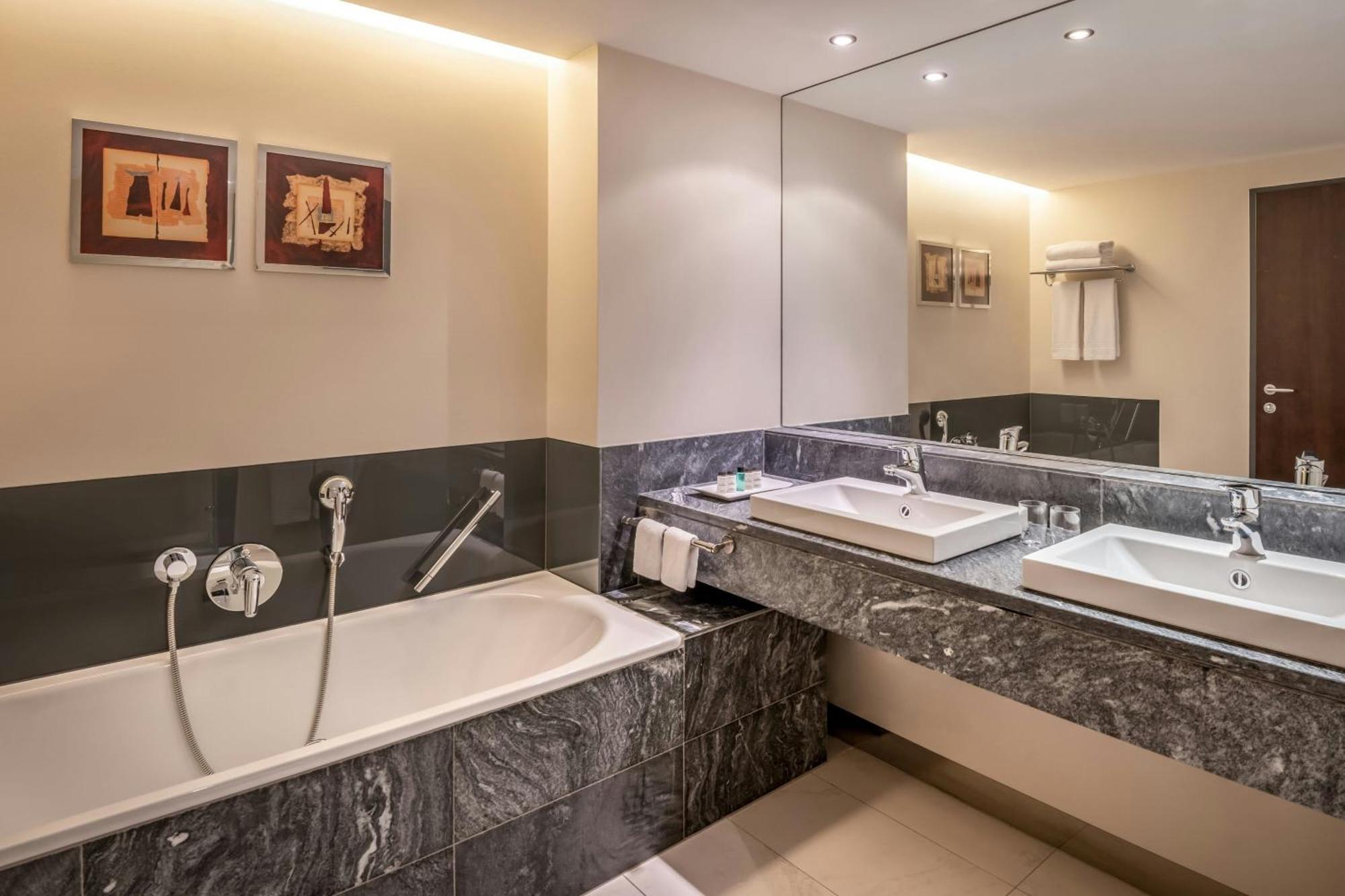 Sky Suite with city view & ETAGE7 access