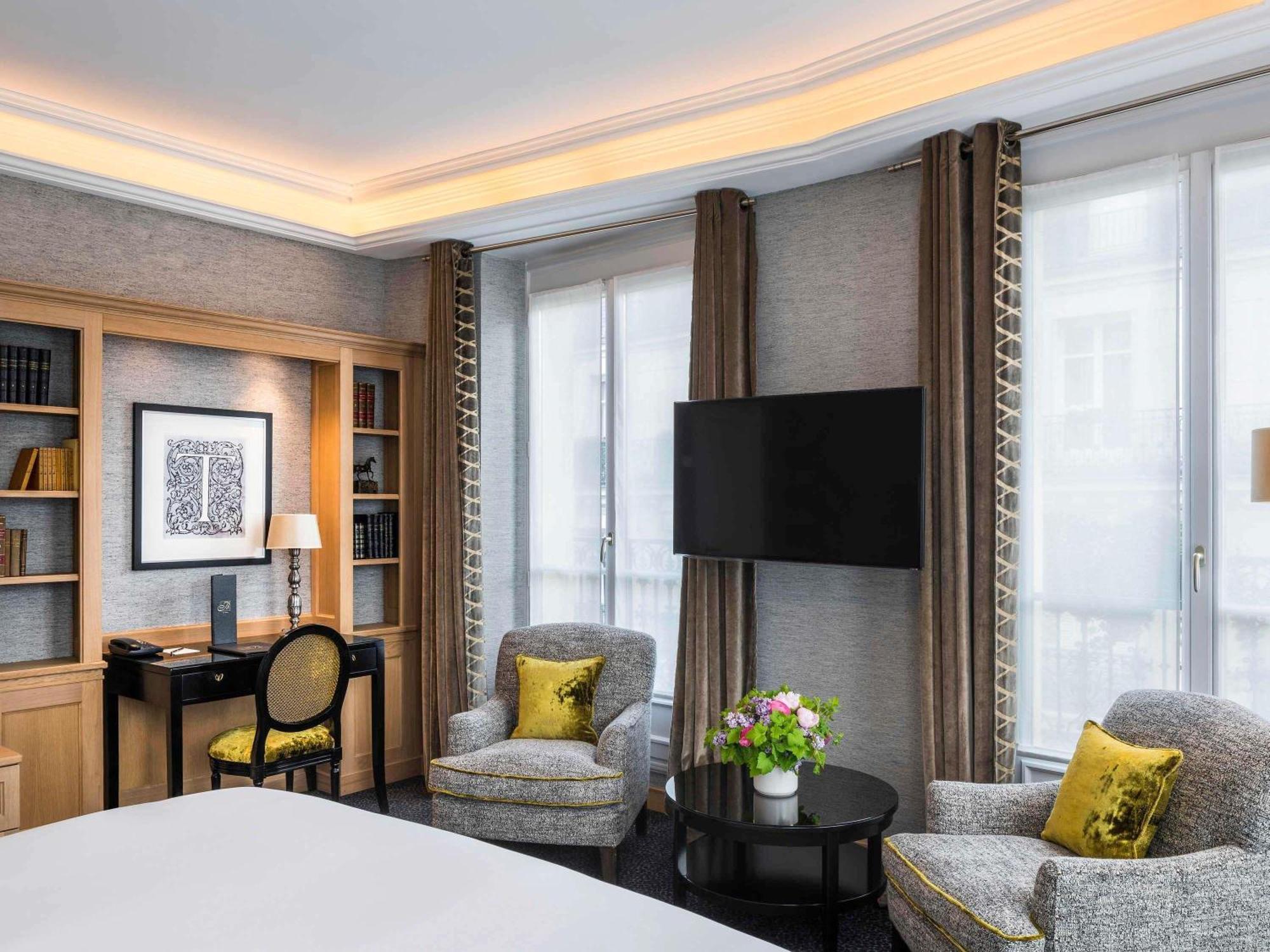 Luxury Junior King Suite Balcony Eiffel Tower View