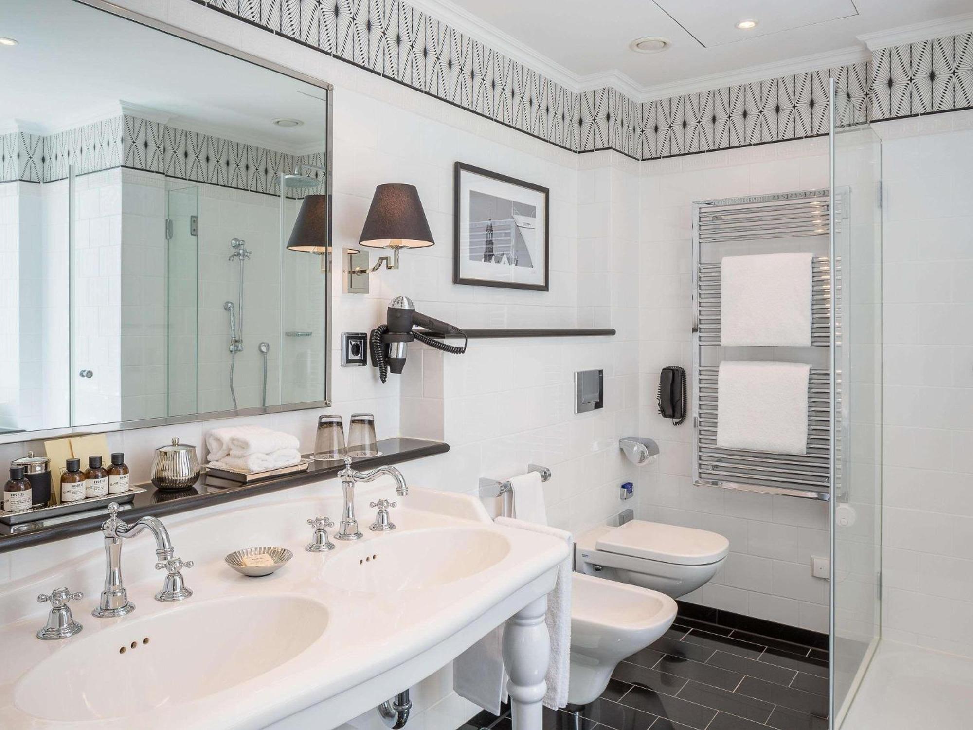 Lake View Suite