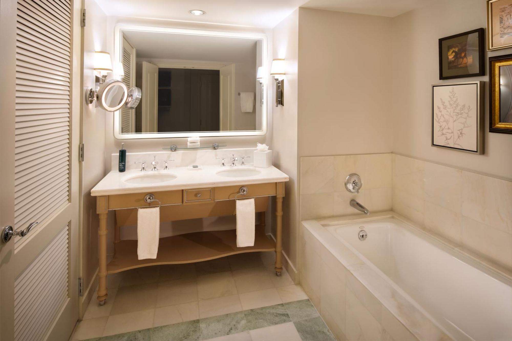 Queen Room Two Queen Beds Lake View