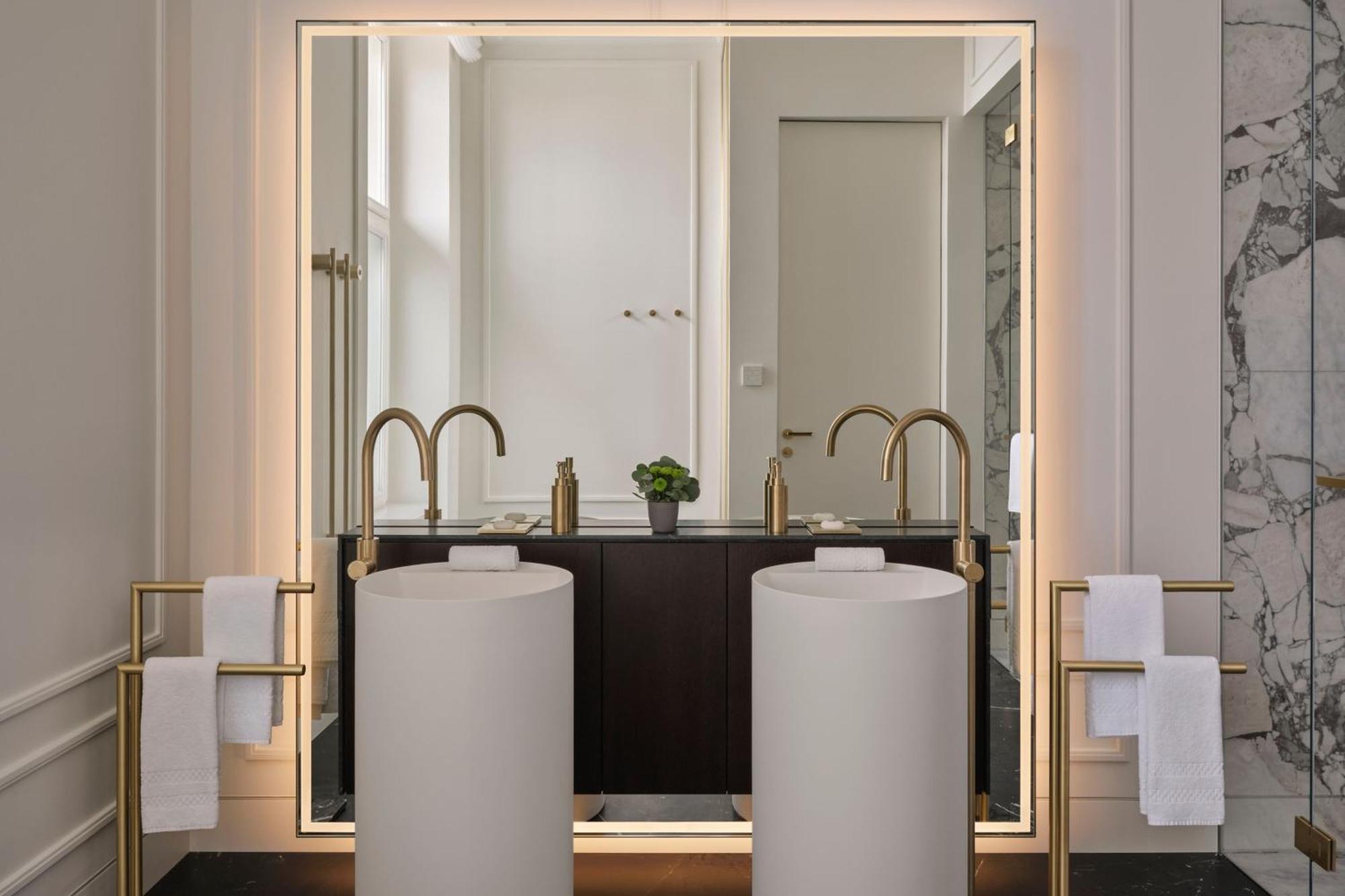 The Ritz-Carlton Symphony Suite Club lounge access