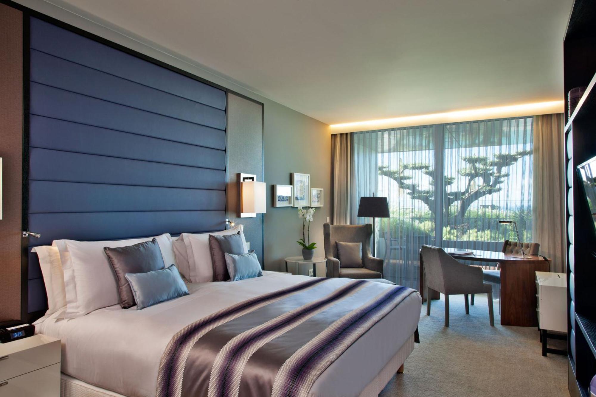 Cosy King Room Garden View