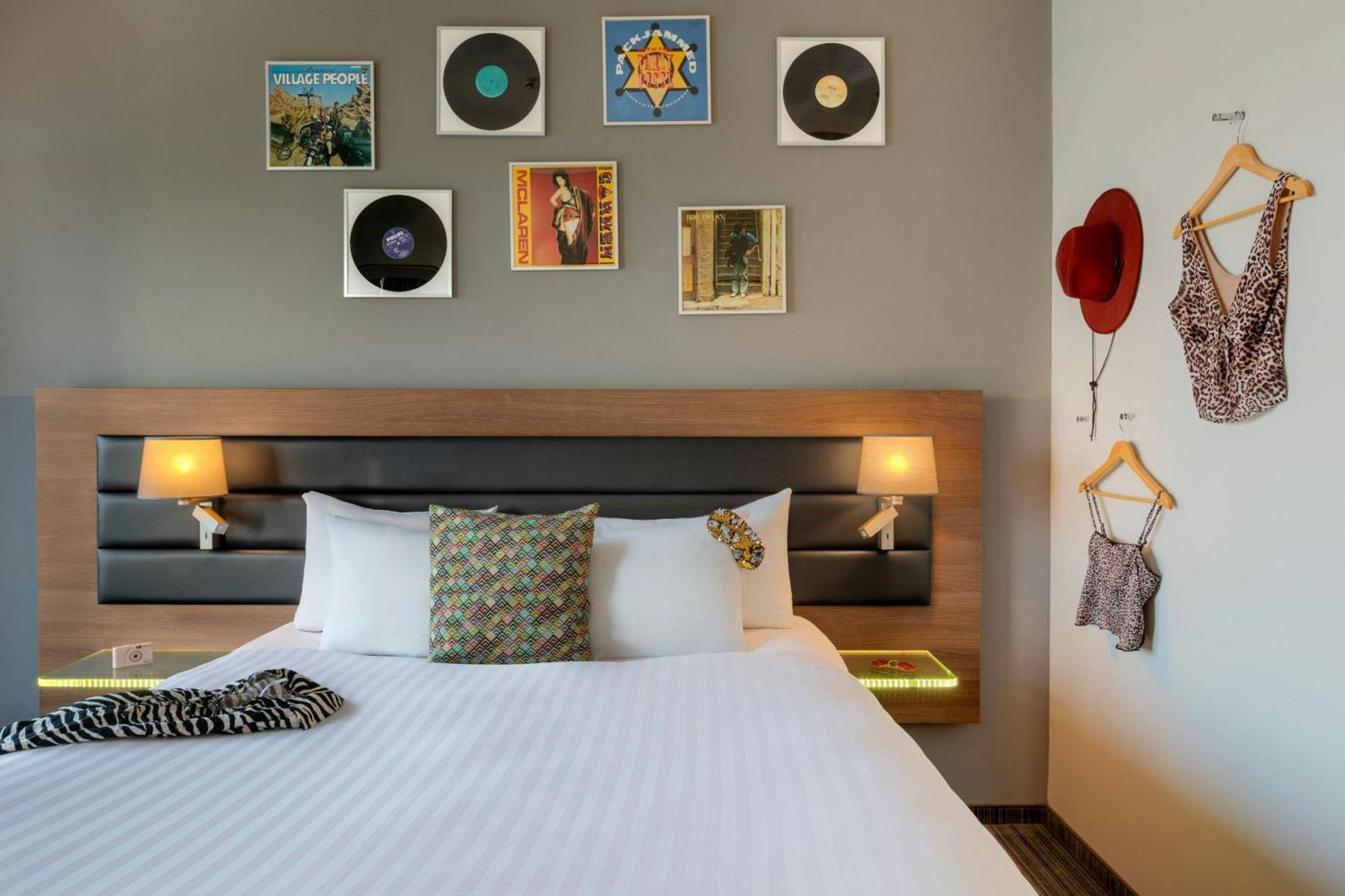 Double Room Moxy Sleeper Queen