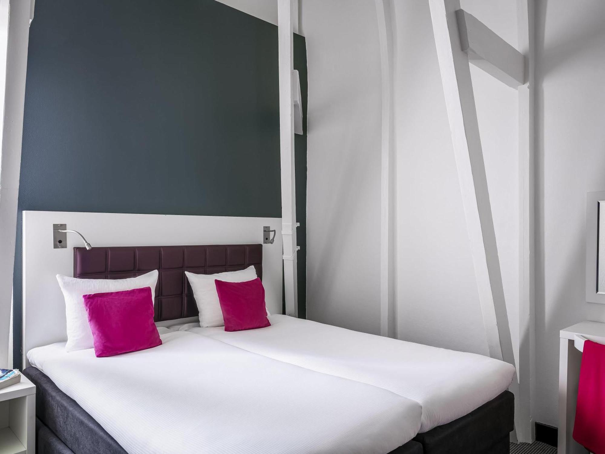 Attic Room Twin Beds Limited Lift Access