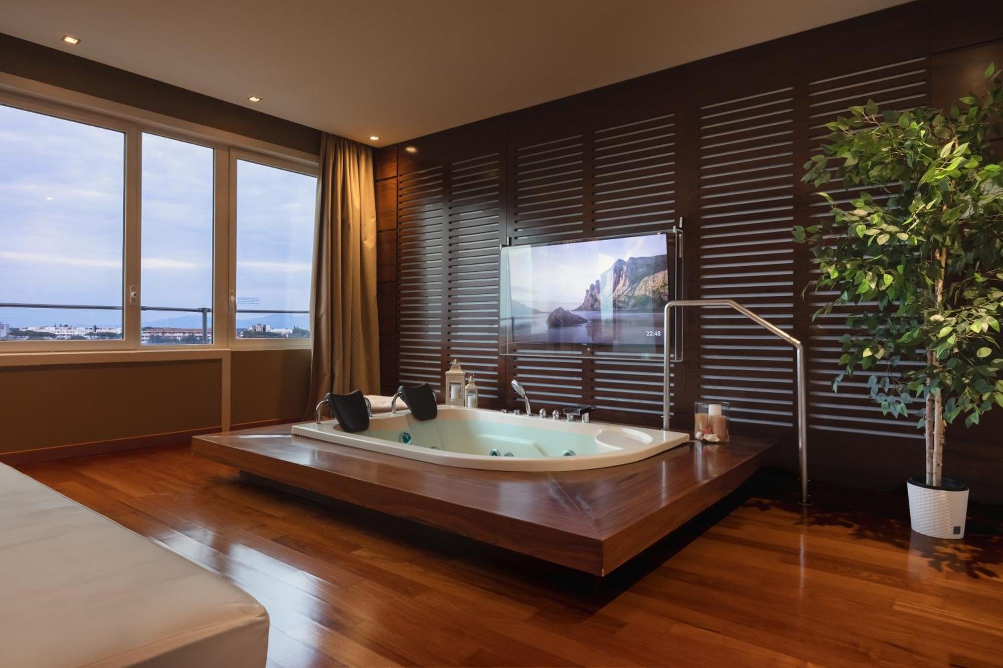 Suite med kingsize-seng og boblebad