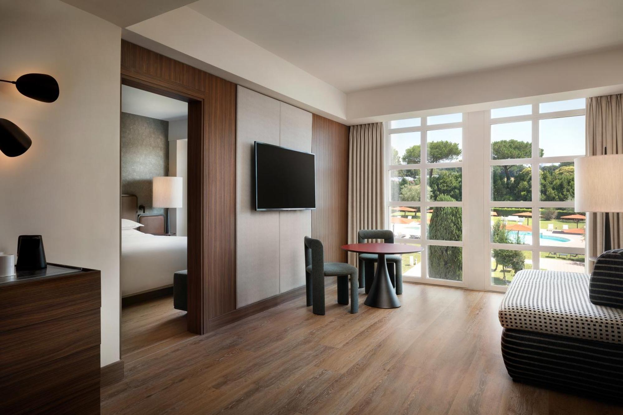 One-Bedroom Senior Executive King Suite with Garden View