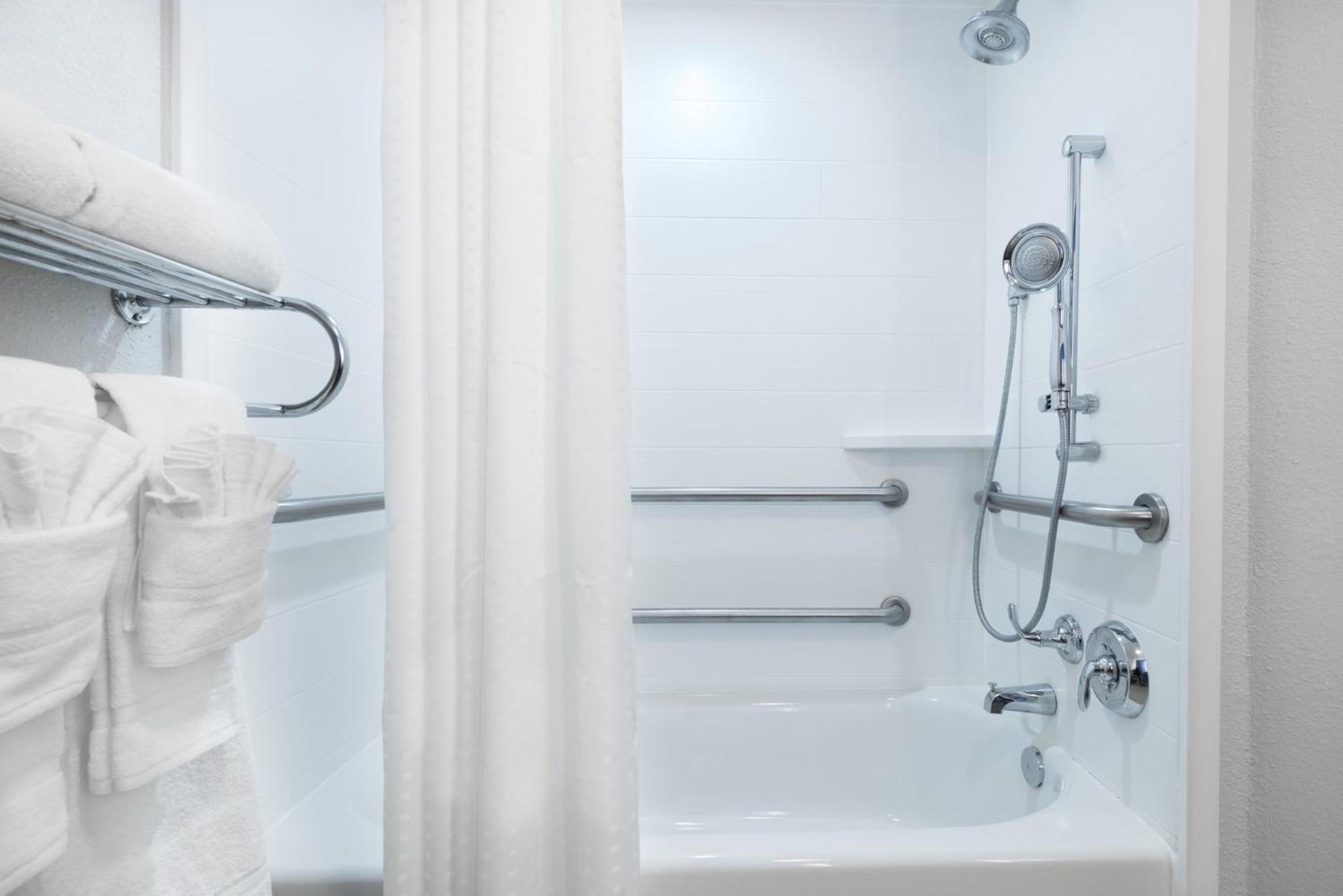 King Suite Mobility Accessible Tub