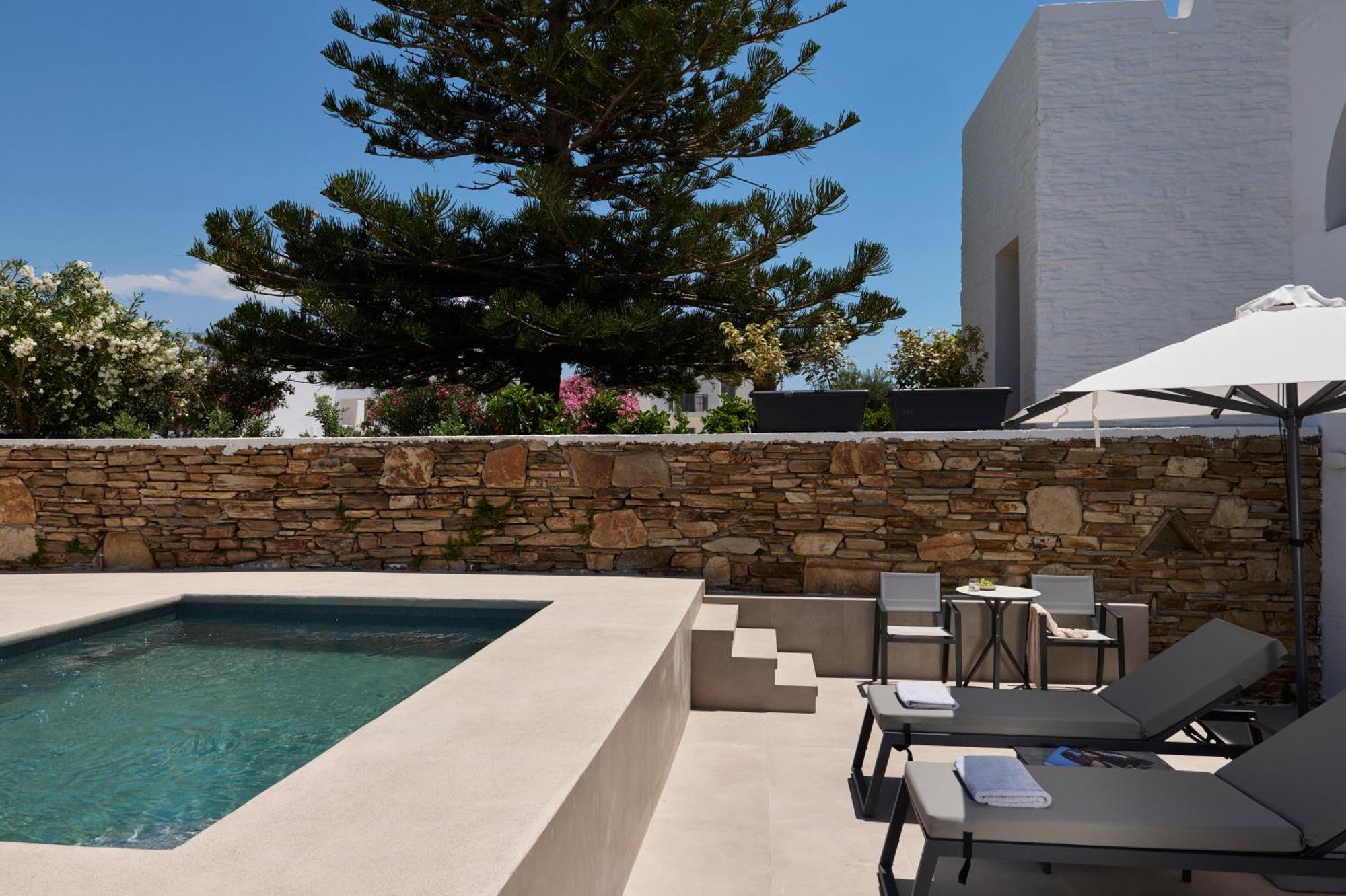 Family Room Sharing Pool