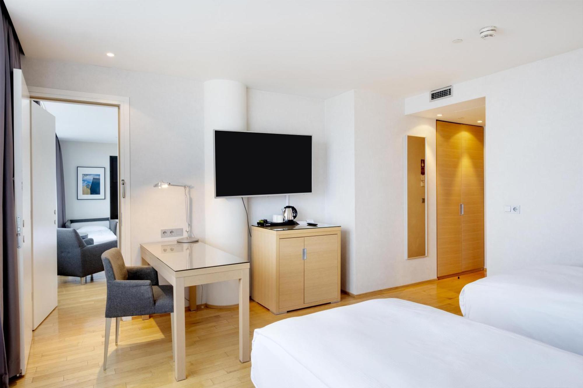 Twin Guest Room Scenic View