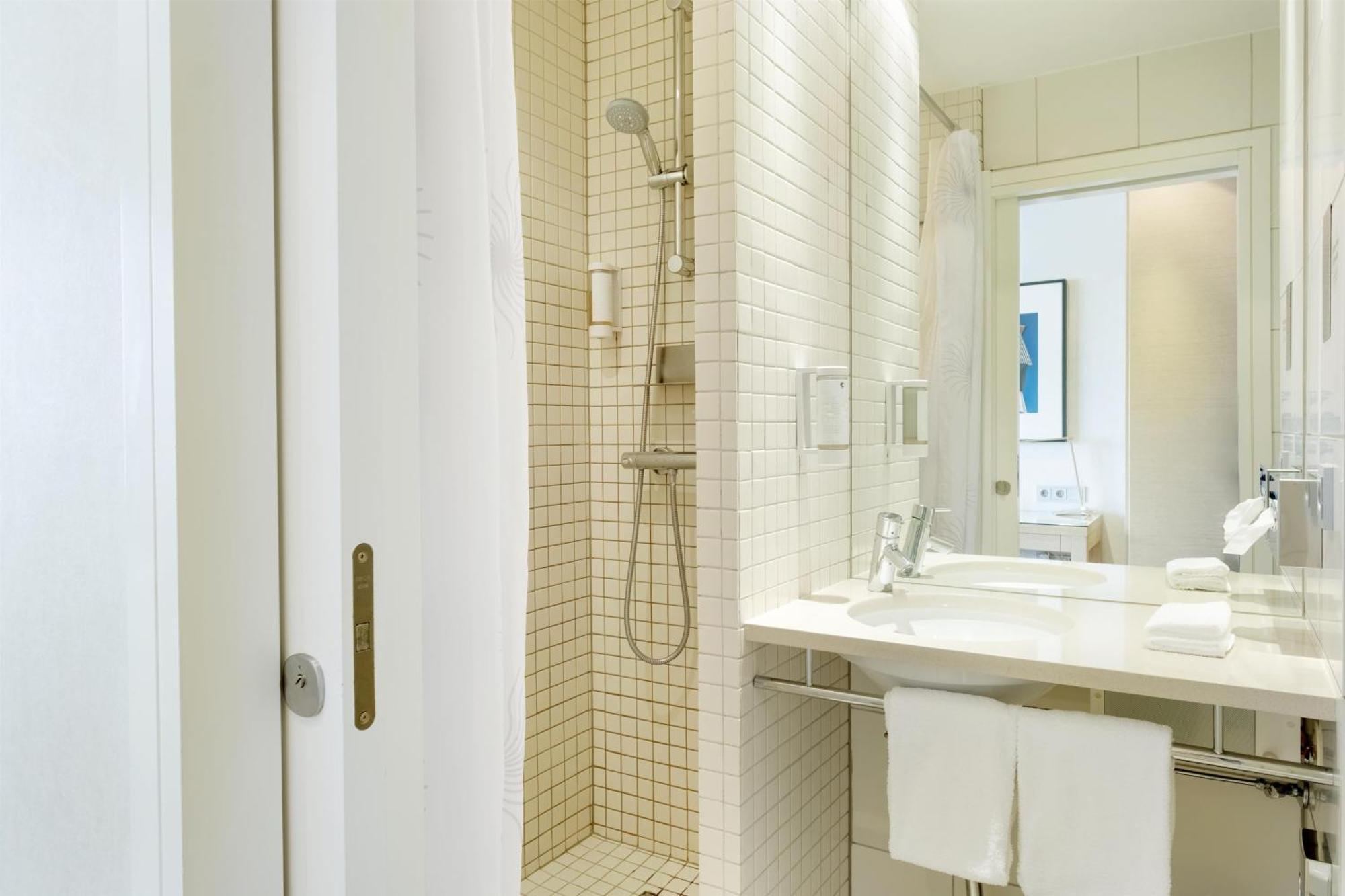 Twin Guest Room Scenic View