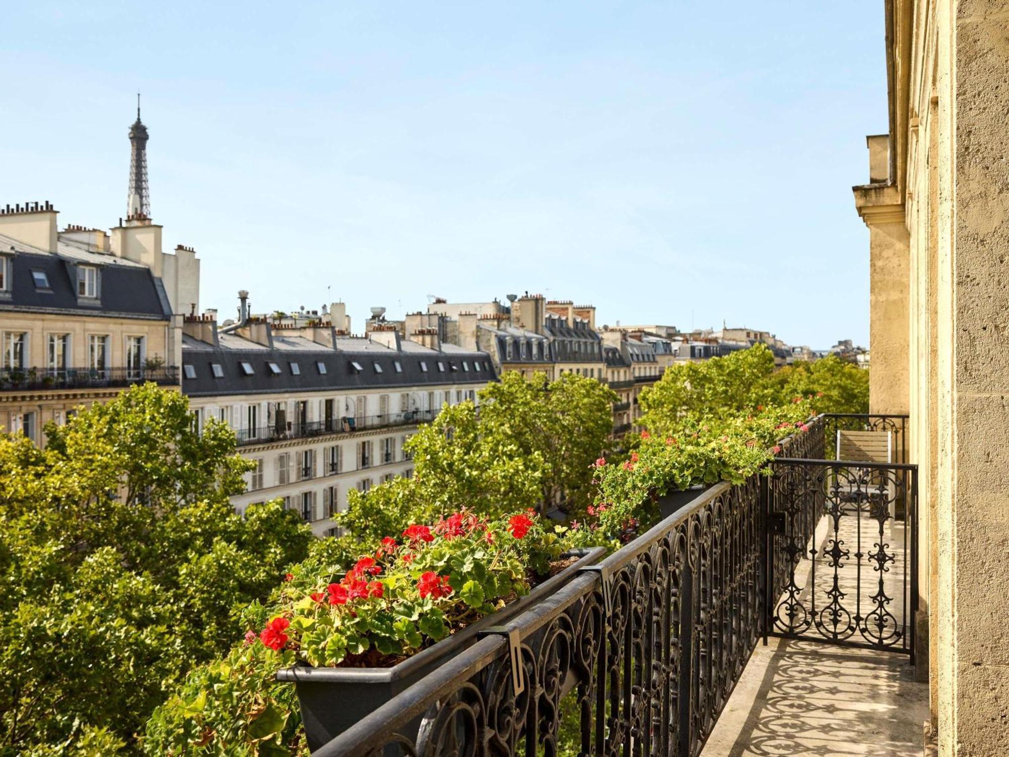 Luxury Junior King Suite Balcony Eiffel Tower View