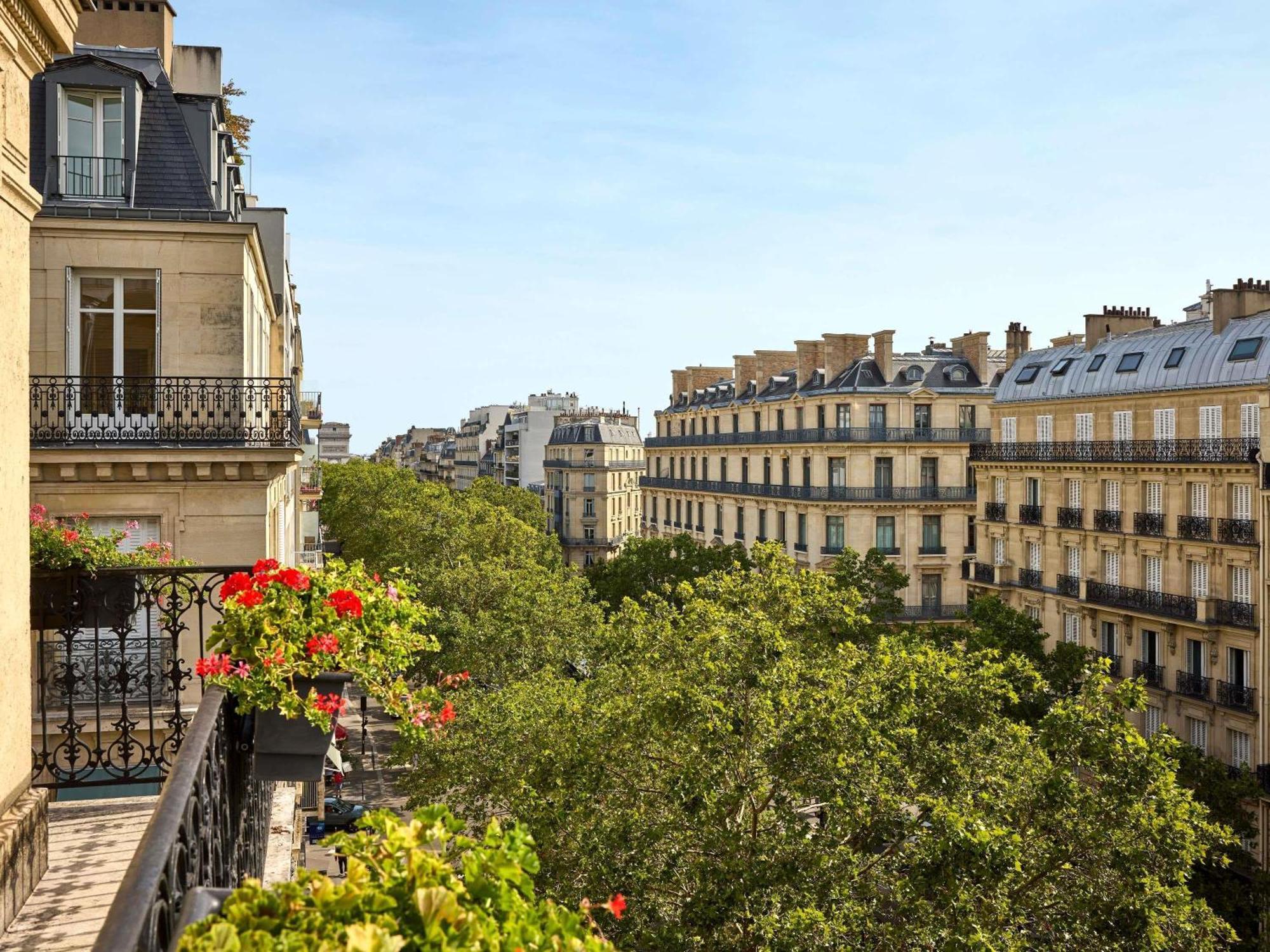 Luxury Junior King Suite Balcony Eiffel Tower View