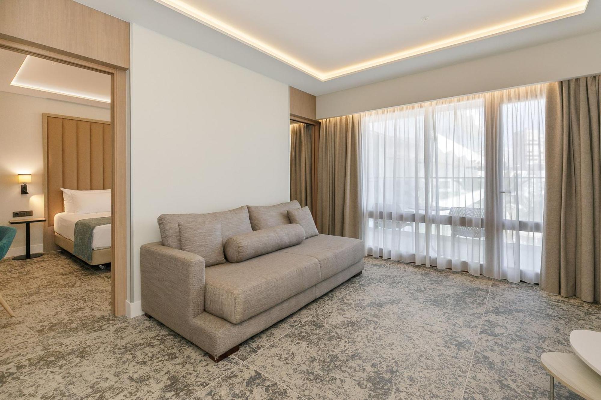 Sol Suite Lateral Sea View (2 Adults + 2 Children)