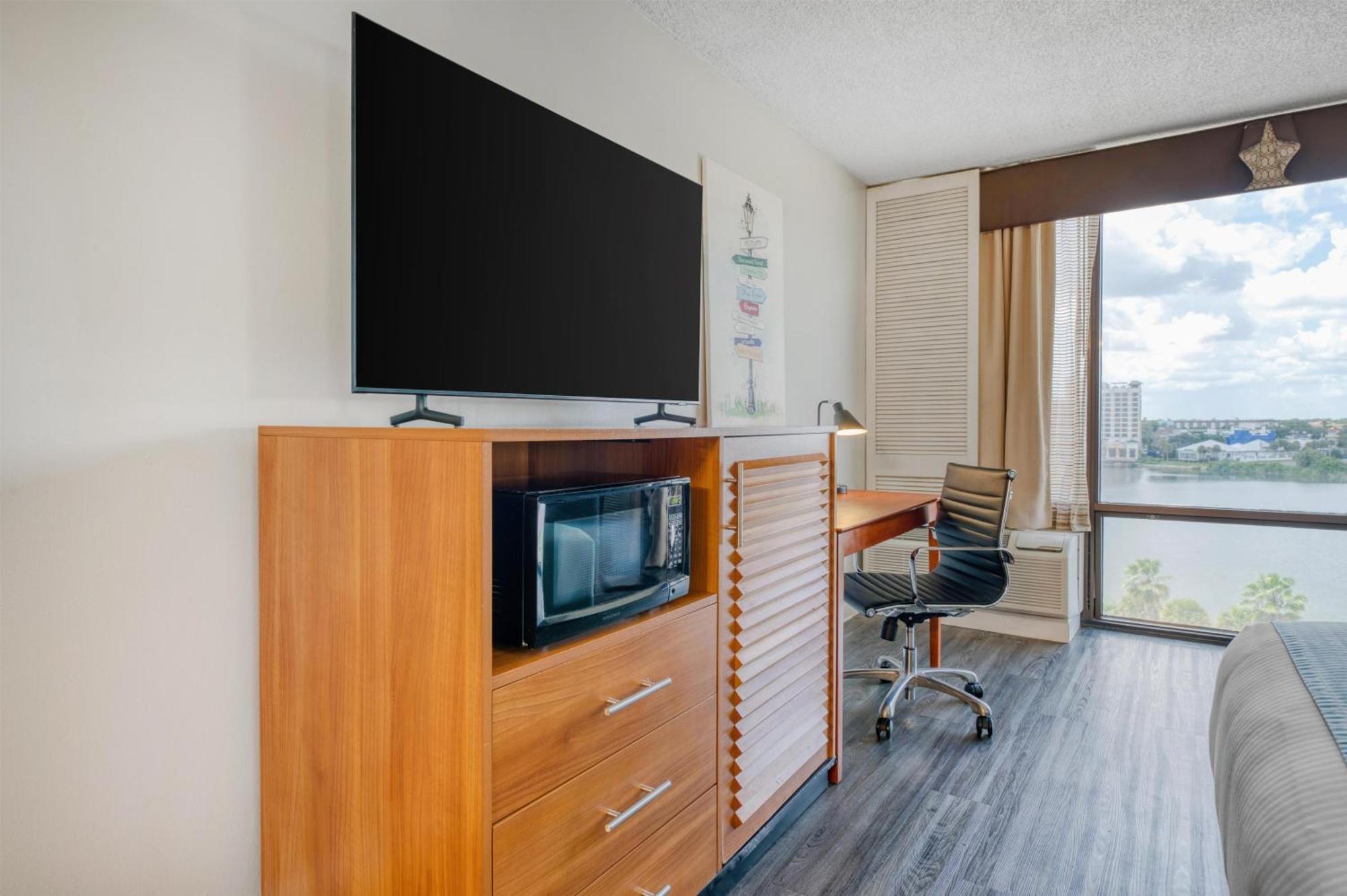 Premium Room 1 King Bed a Water view