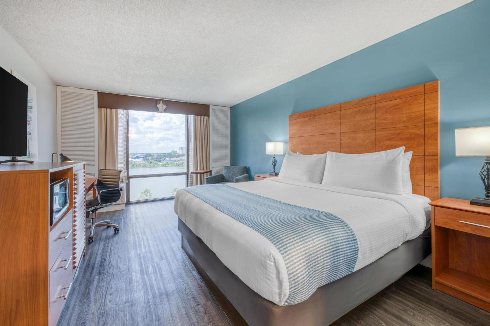 Premium Room 1 King Bed a Water view