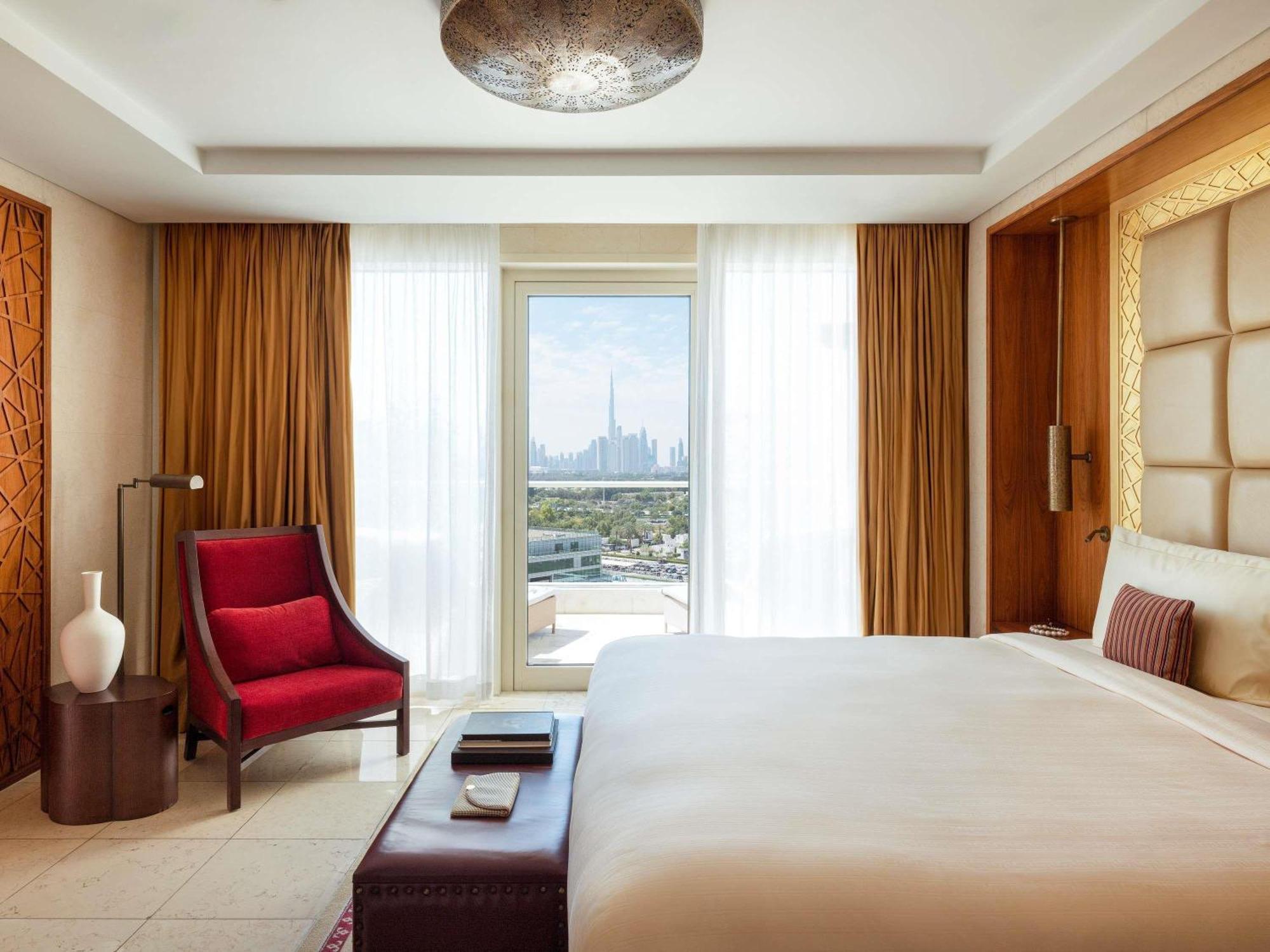 Landmark Suite Terrace Skyline View & Club Lounge Access including Daily Evening Drinks & Canapes