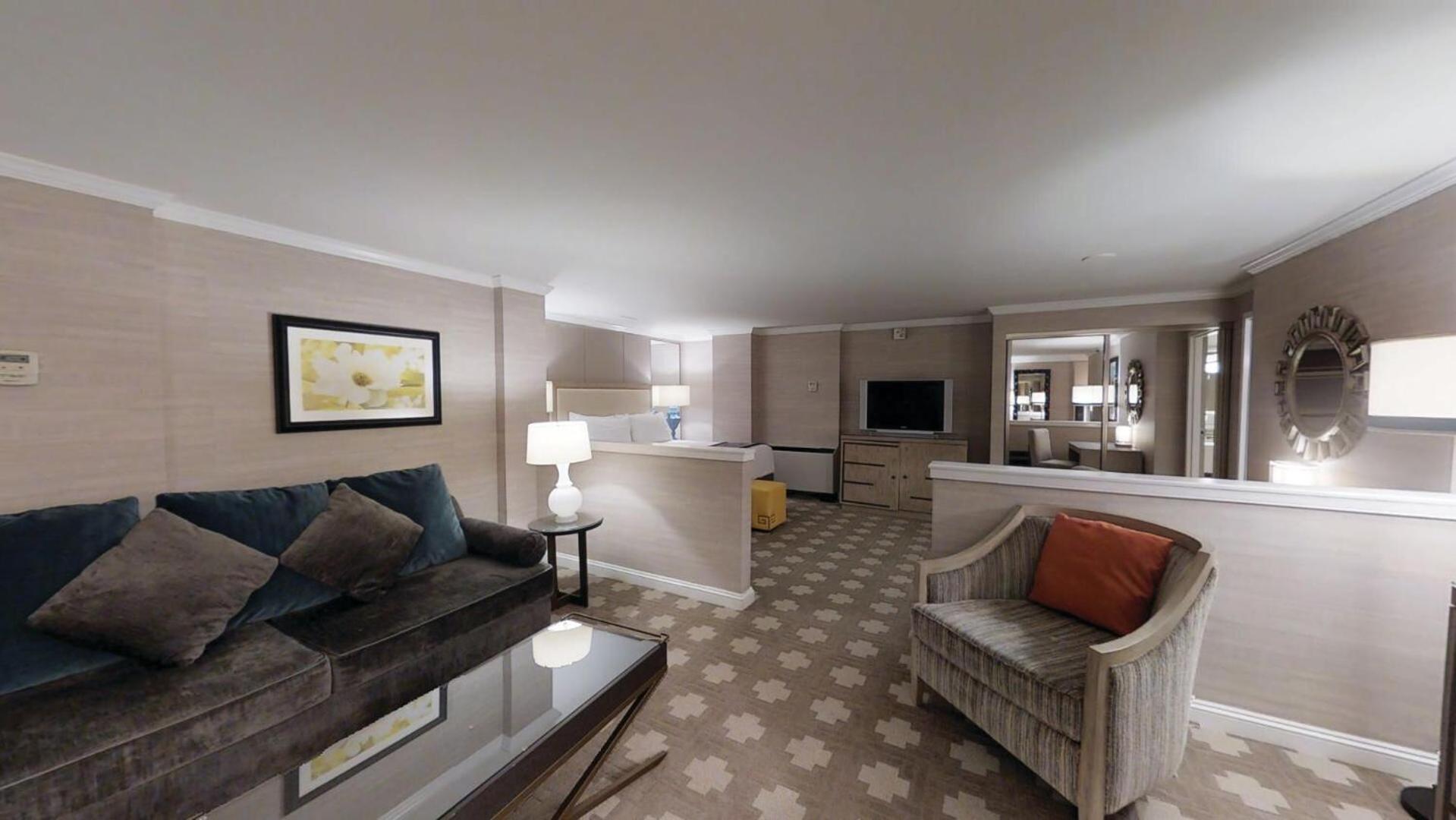 Forum Tower Parlor Suite 1 King City View Non-Smoking