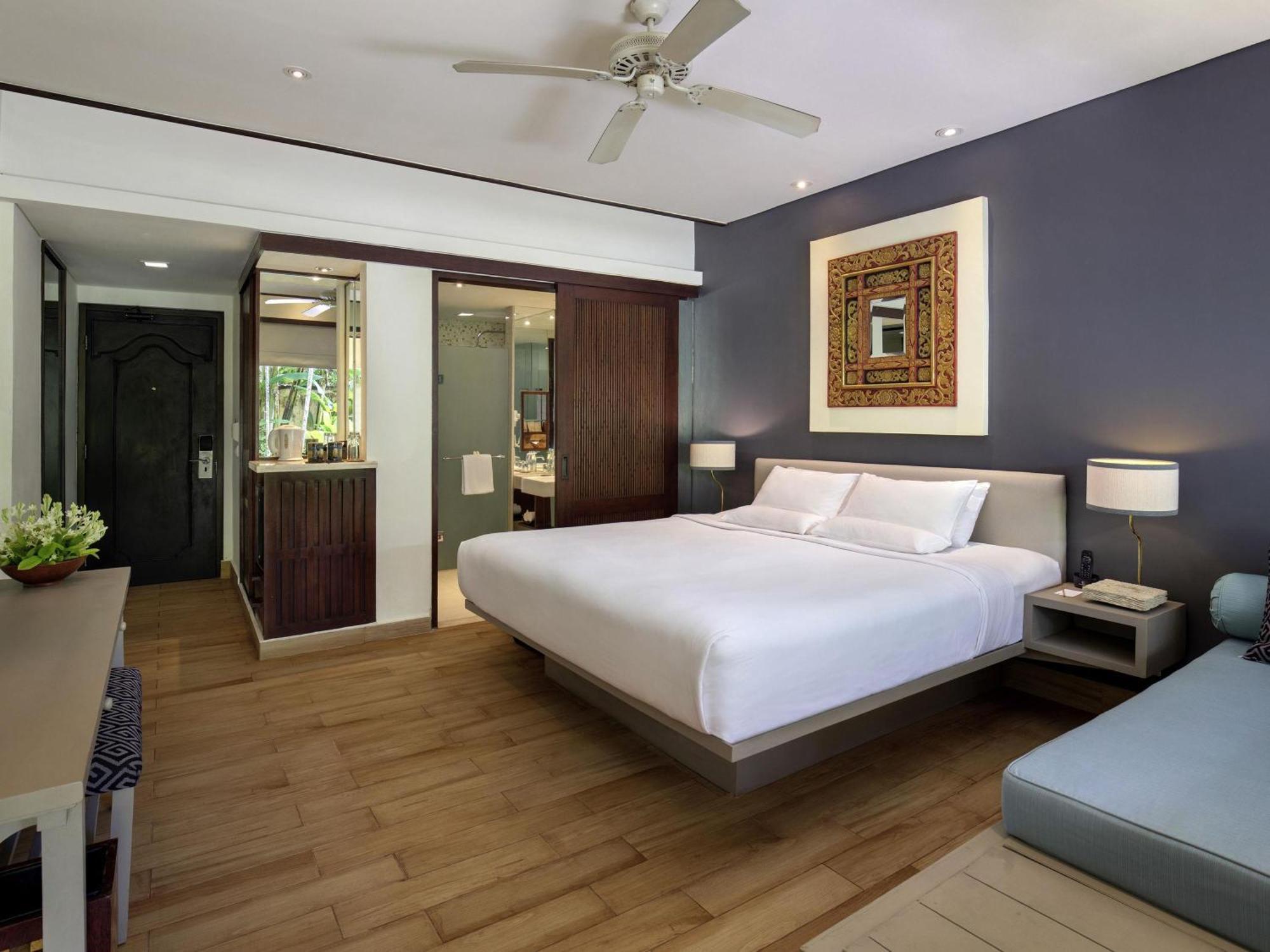 Deluxe King Room Pool View