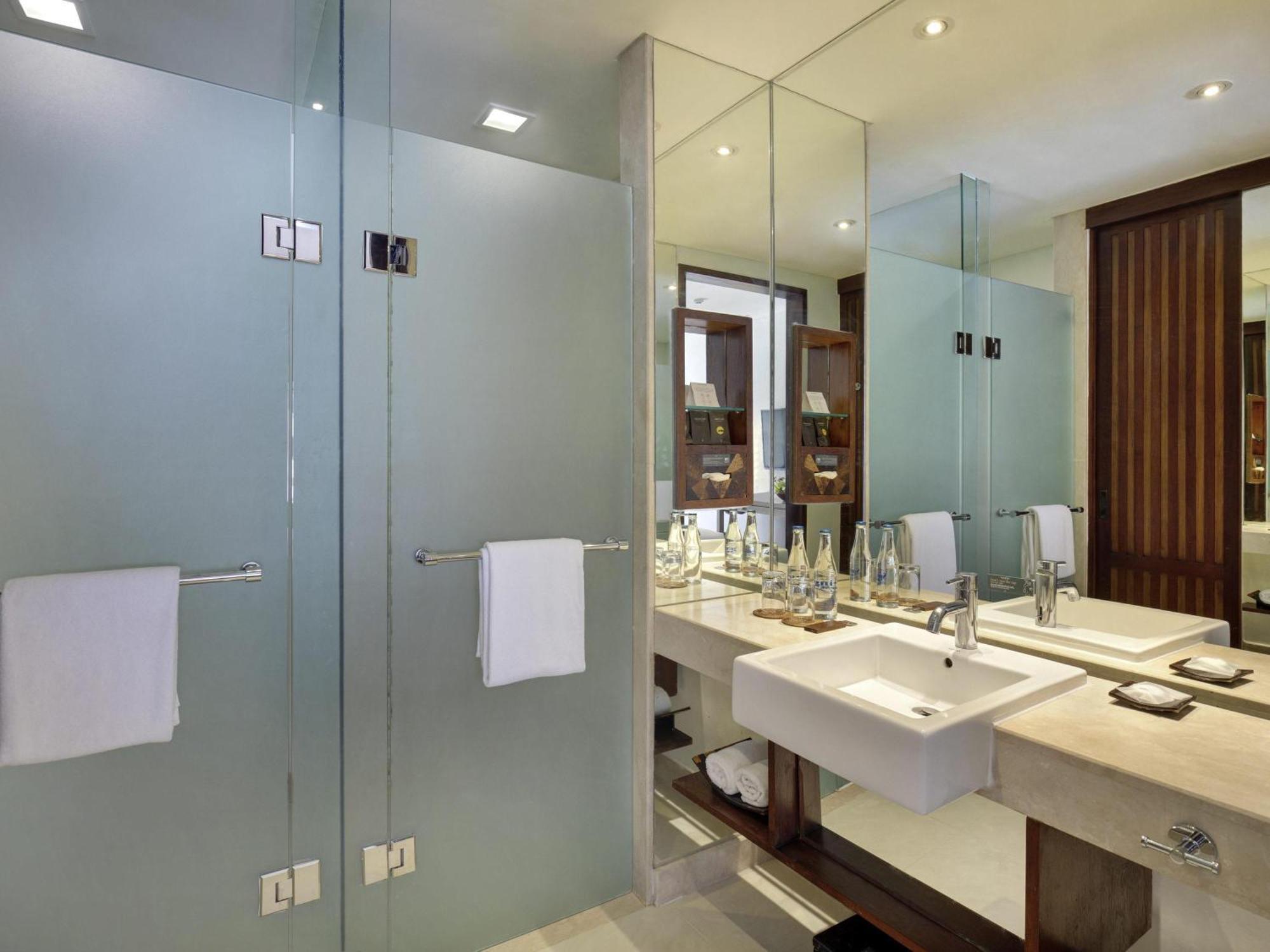 Deluxe Room Two Single Beds Pool Access