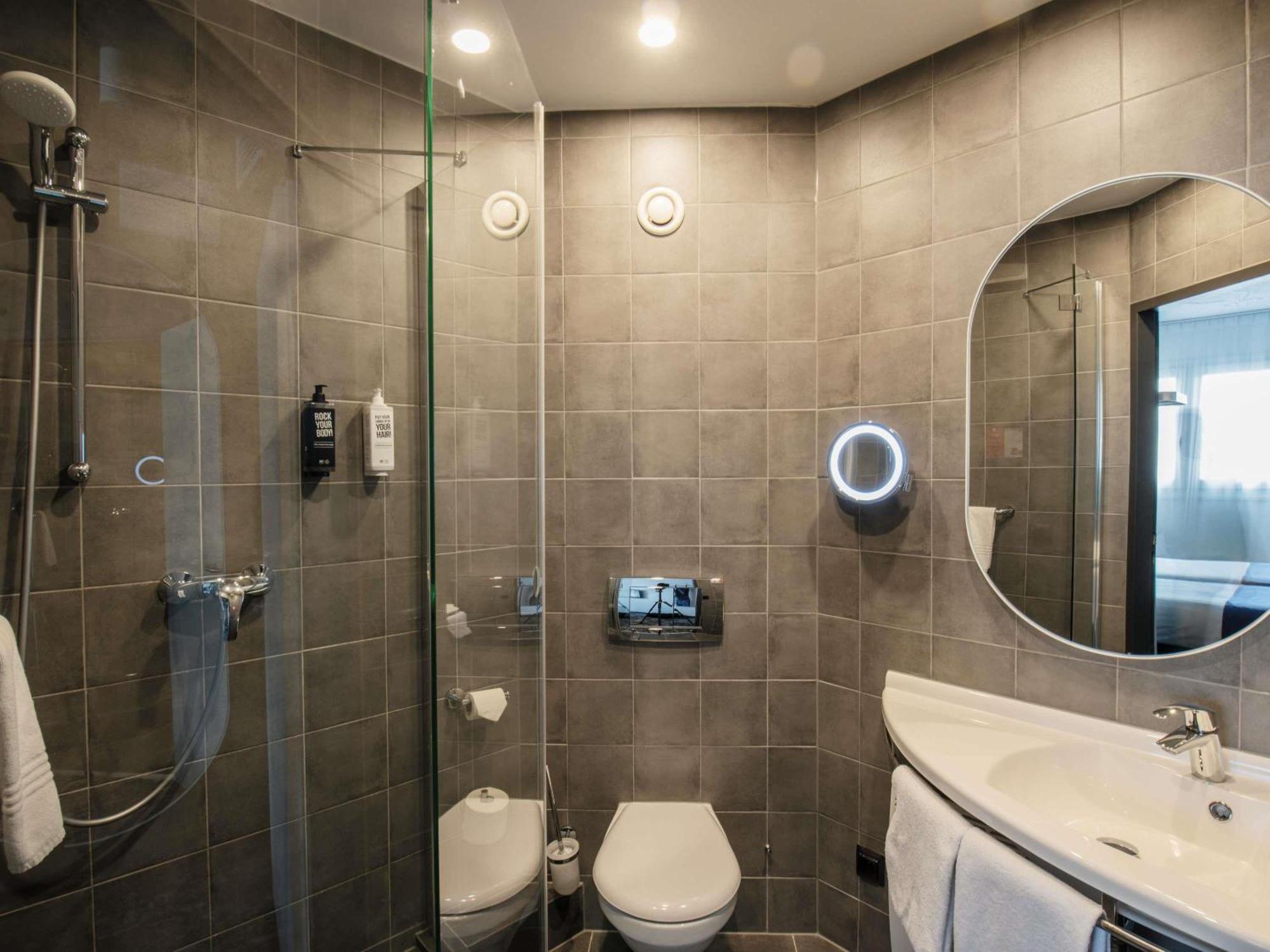 Agora Queen Room
