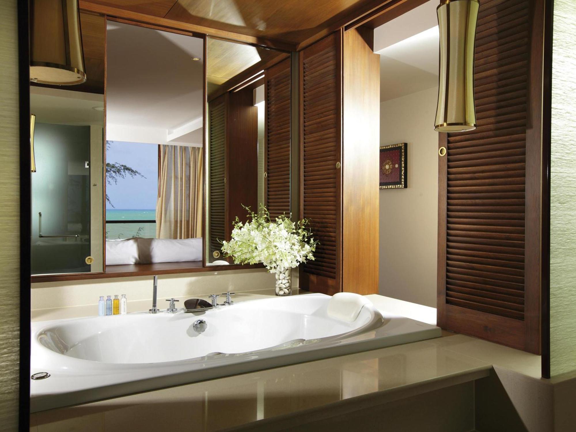 Three-Bedroom Royal Jacuzzi Penthouse
