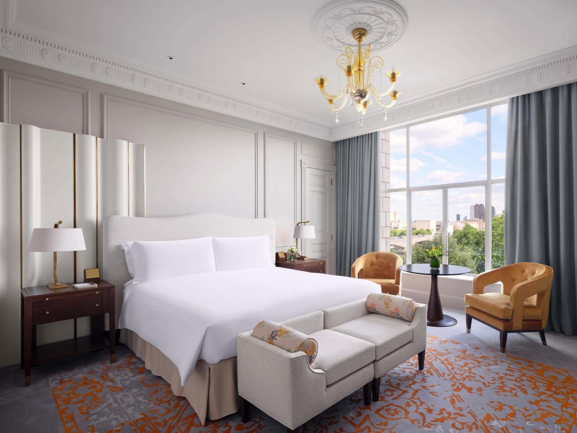 Juniorsuite med kingsize-seng og udsigt over floden