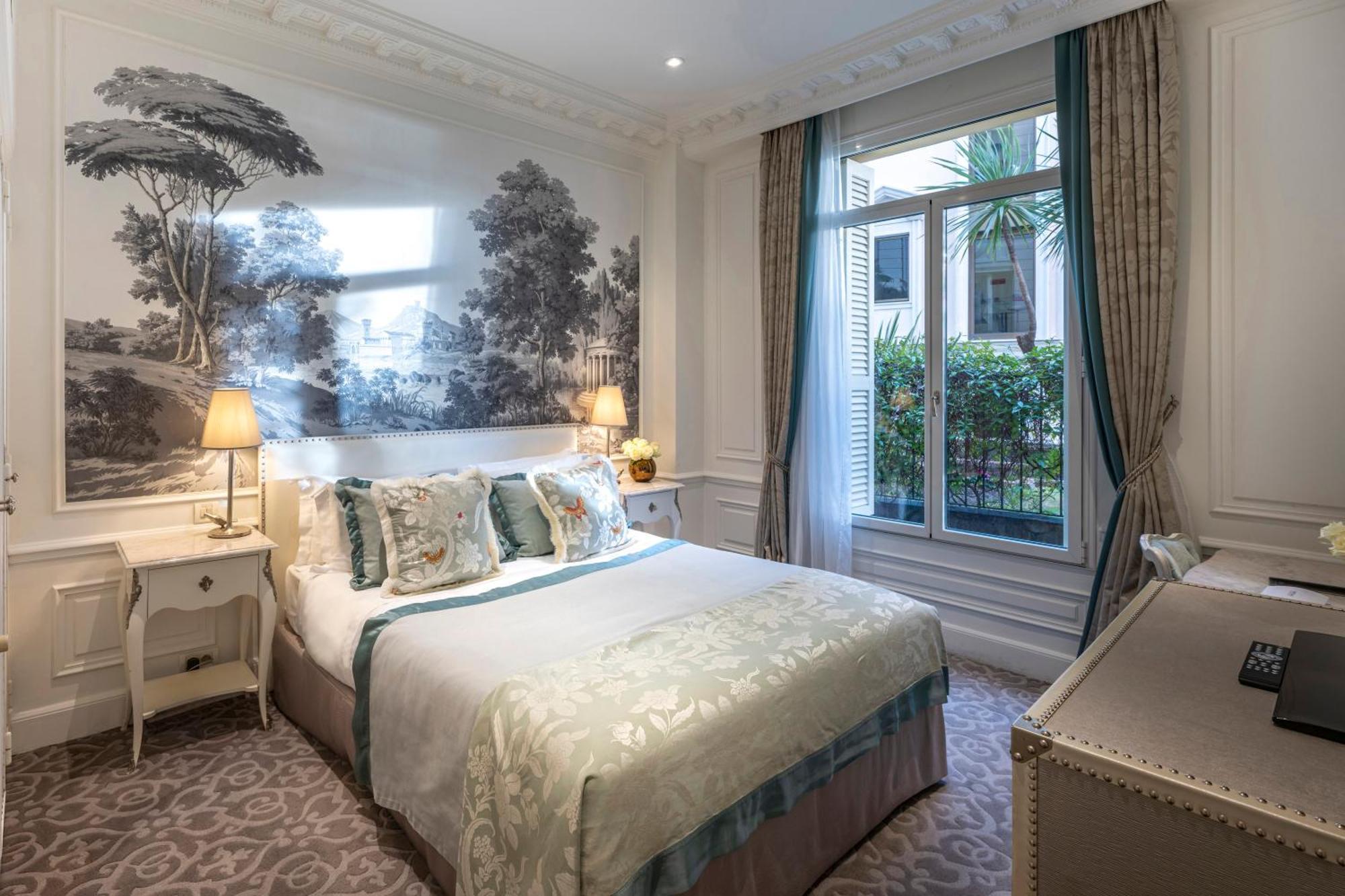 Superior Room City or Courtyard View