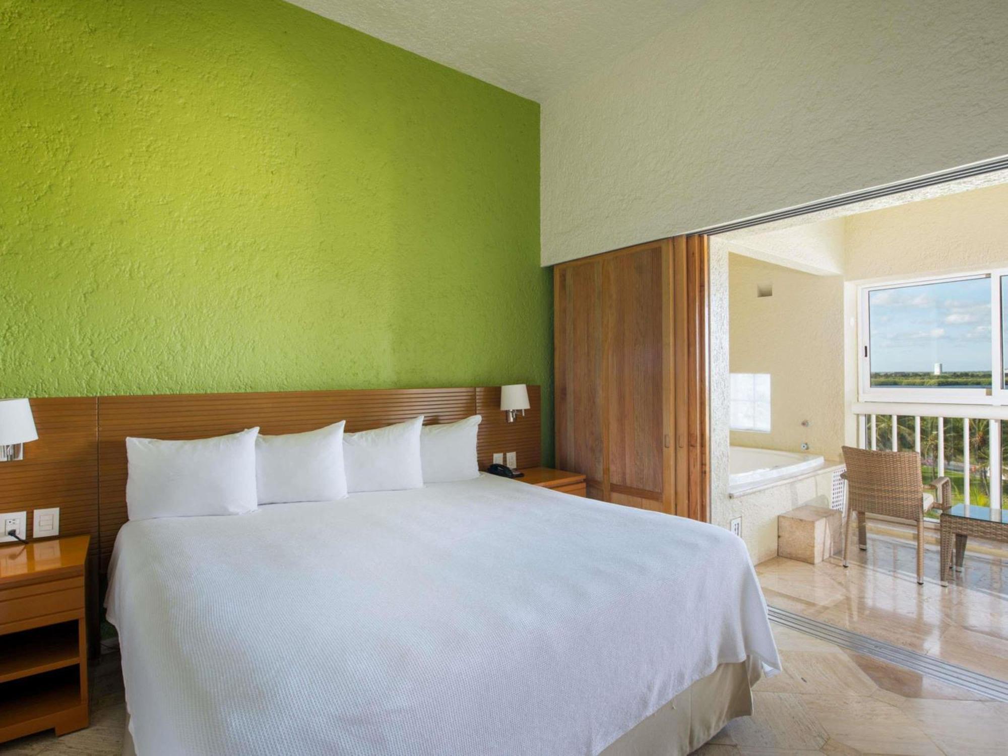 One-Bedroom King Suite with Jacuzzi, Balcony and Garden View