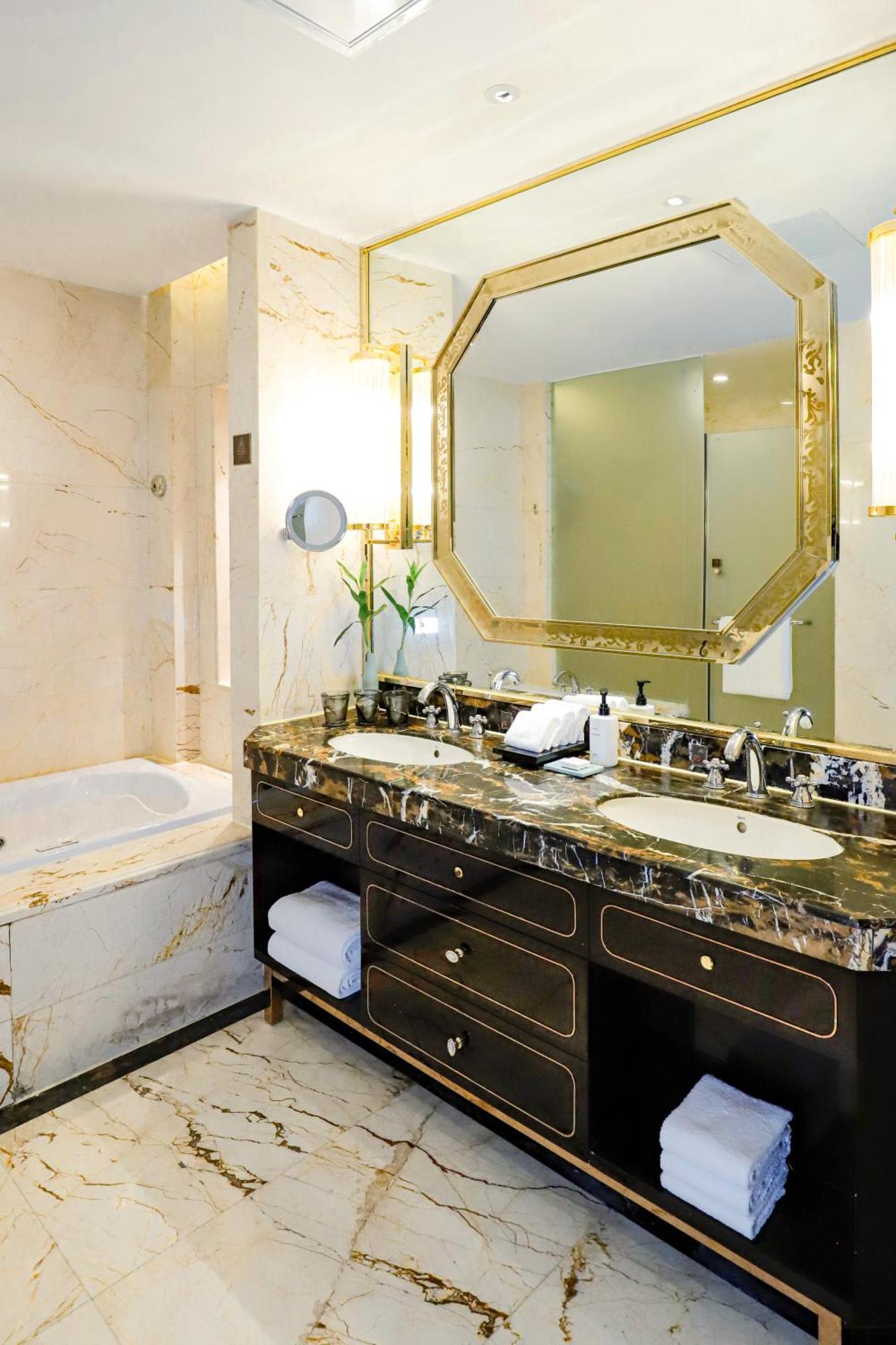 One-Bedroom King Suite with One Single Bed and Courtyard View