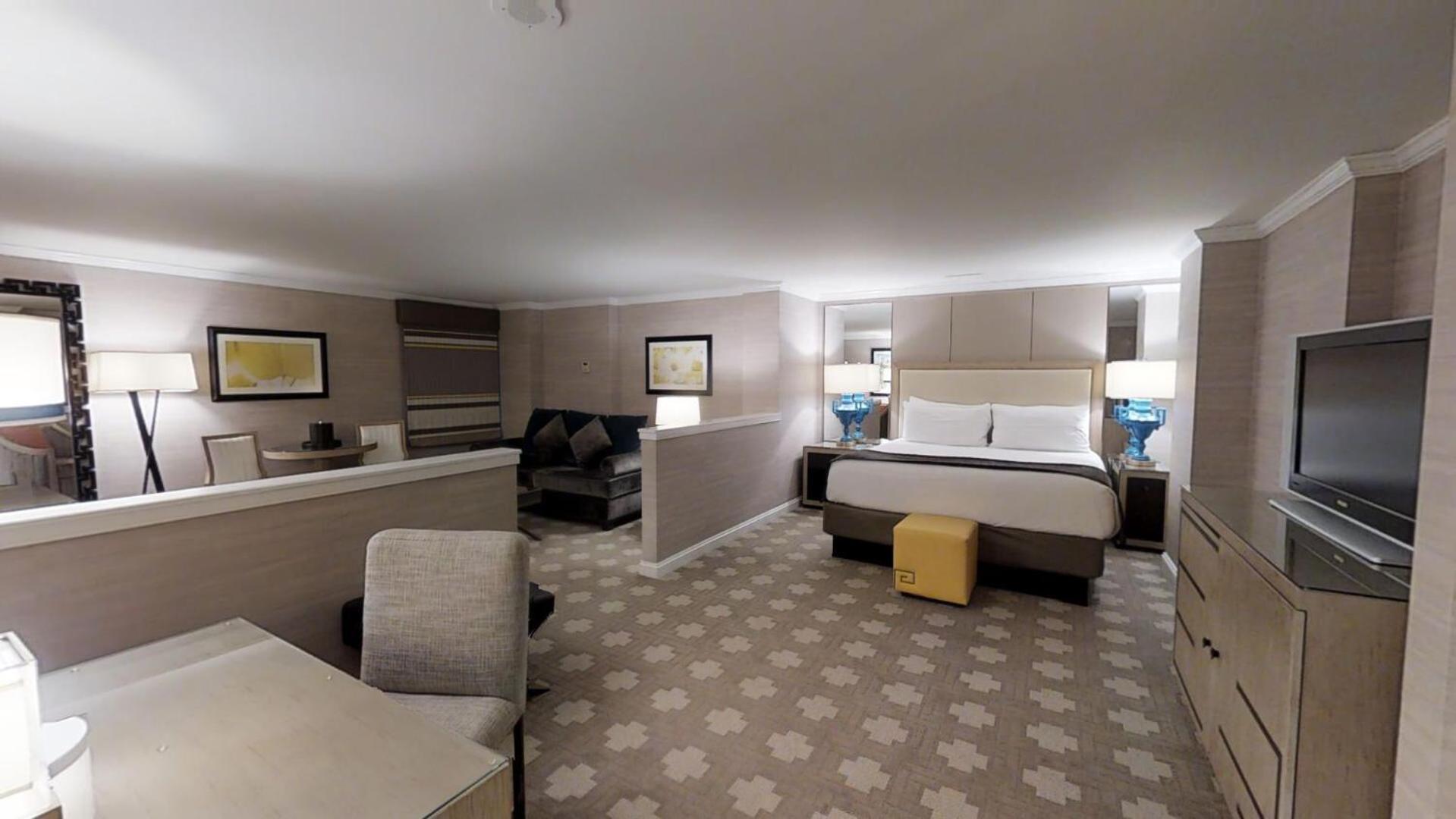 Forum Tower Parlor Suite 1 King City View Non-Smoking