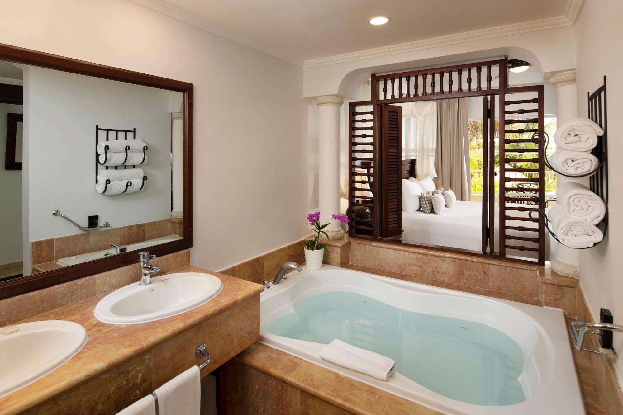 The Level Master Suite Garden View