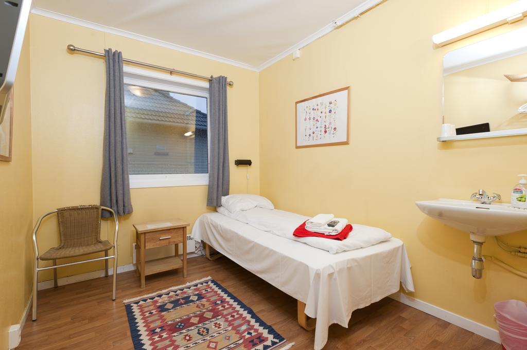 Single Room with private shower and shared toilet